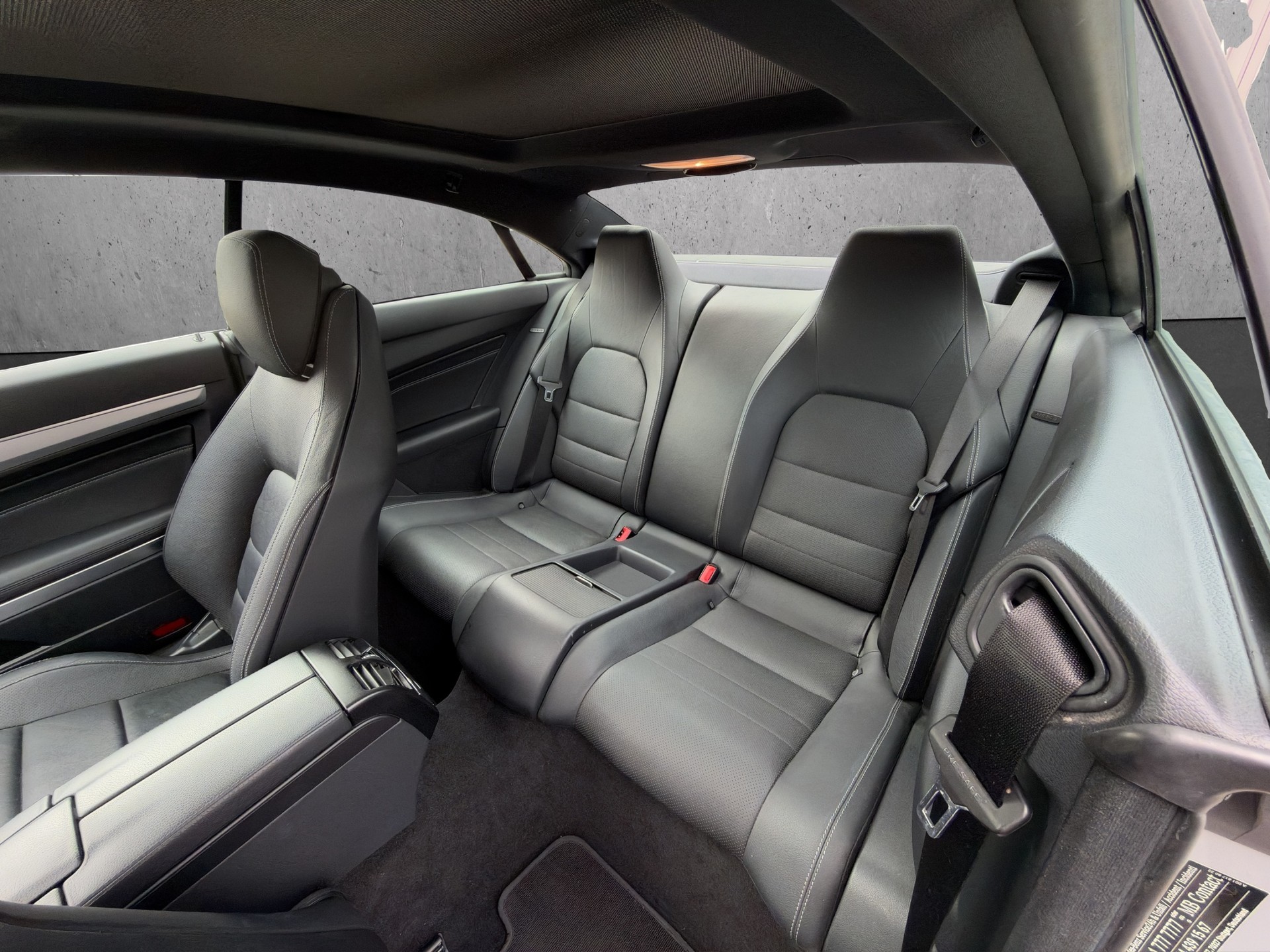MERCEDES-BENZ E 300 AMG Coupé-image-11