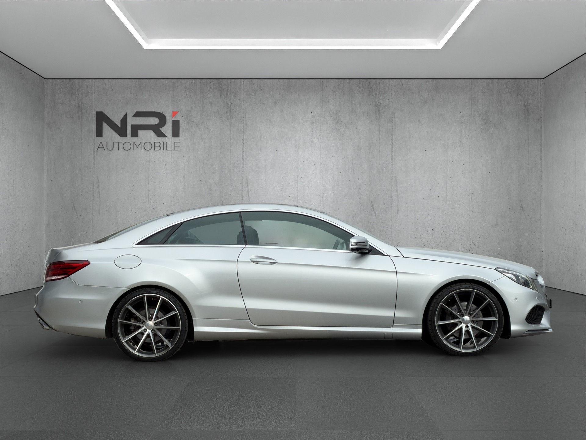 MERCEDES-BENZ E 300 AMG Coupé-showroom-element-3