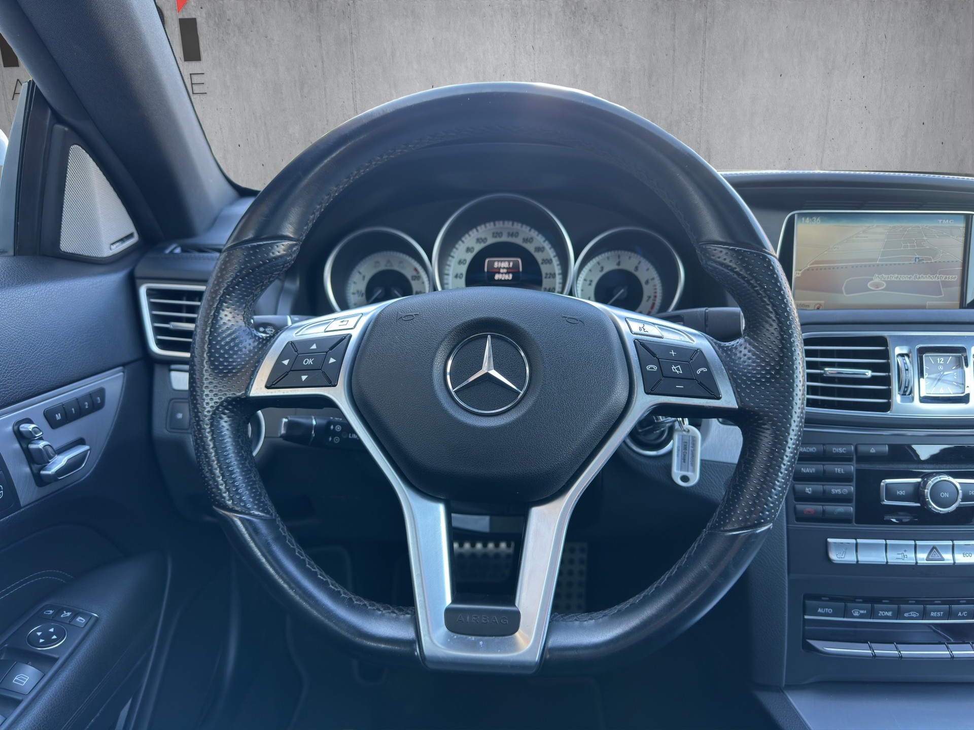 MERCEDES-BENZ E 300 Coupé-image-13