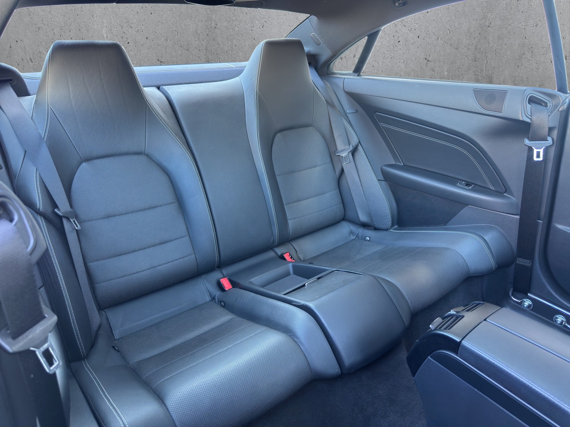 MERCEDES-BENZ E 300 Coupé-image-17