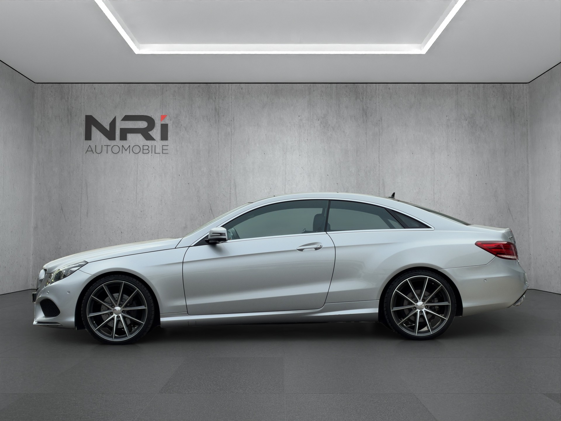 MERCEDES-BENZ E 300 AMG Coupé-image-7