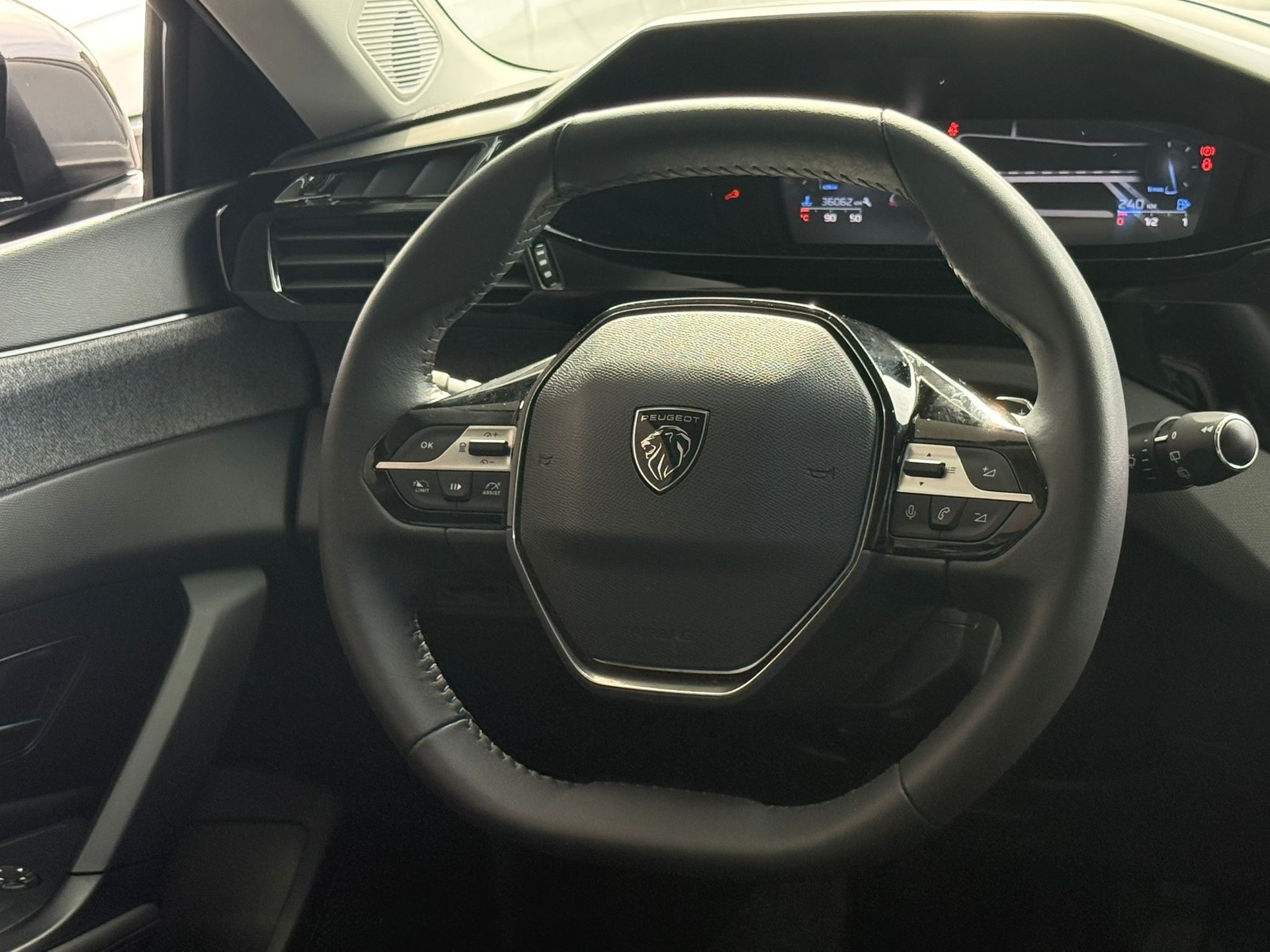 PEUGEOT 308 1.2 Pure Tech Allure EAT8-image-23