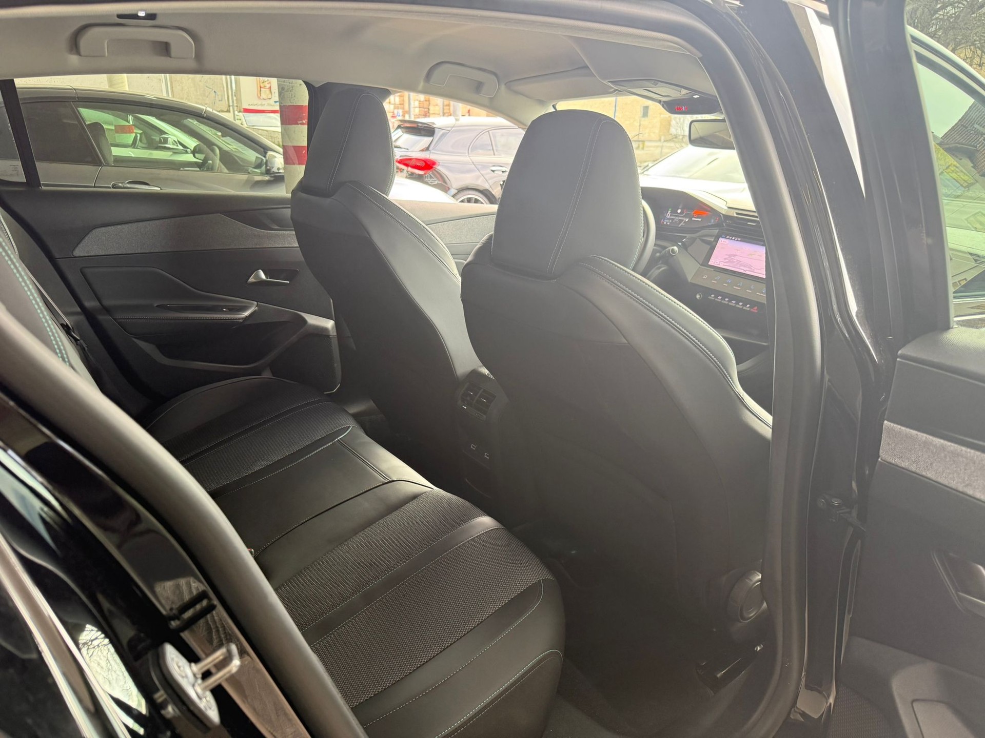 PEUGEOT 308 1.2 Pure Tech Allure EAT8-image-18