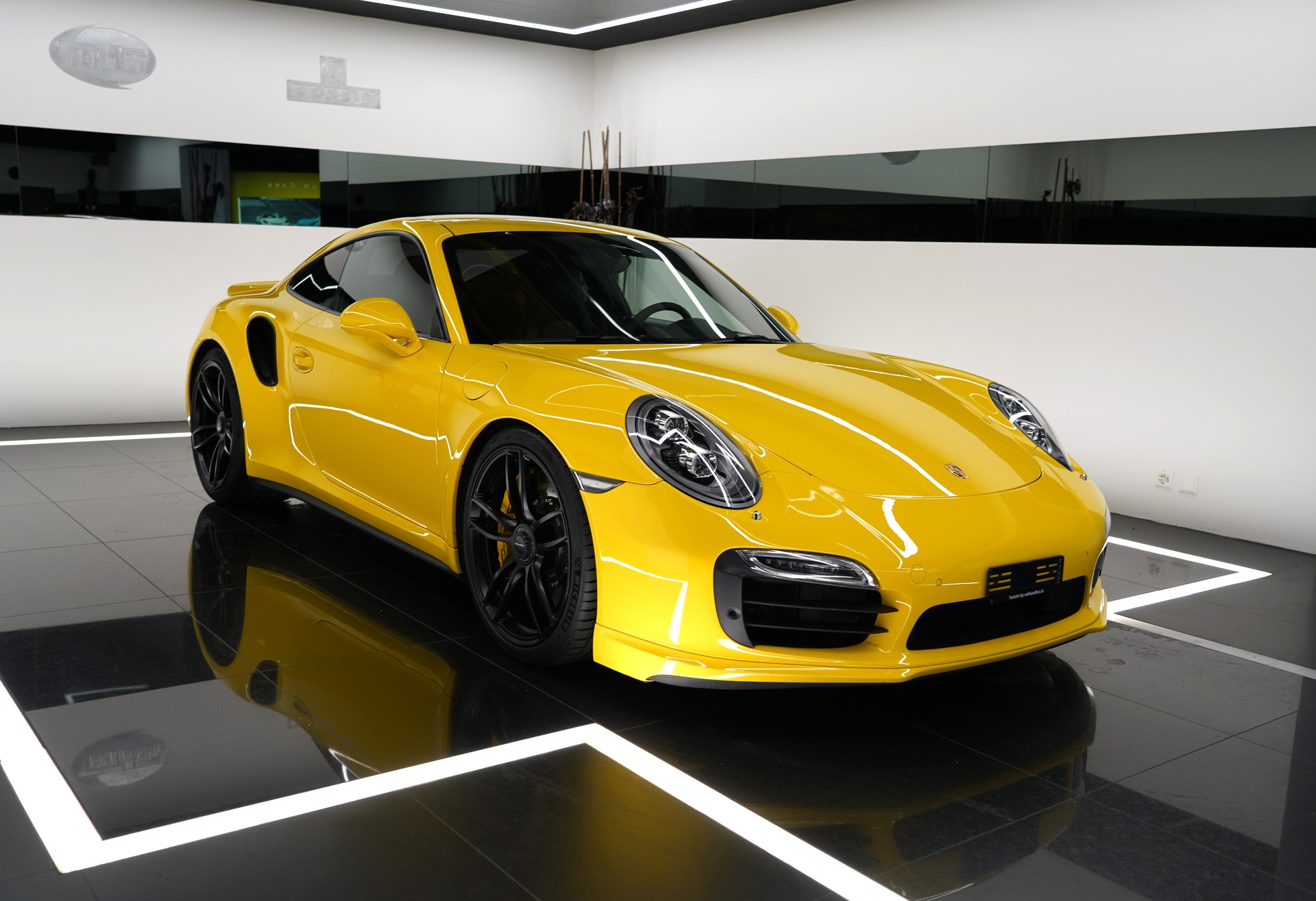 PORSCHE 911 Turbo S-showroom-element-1