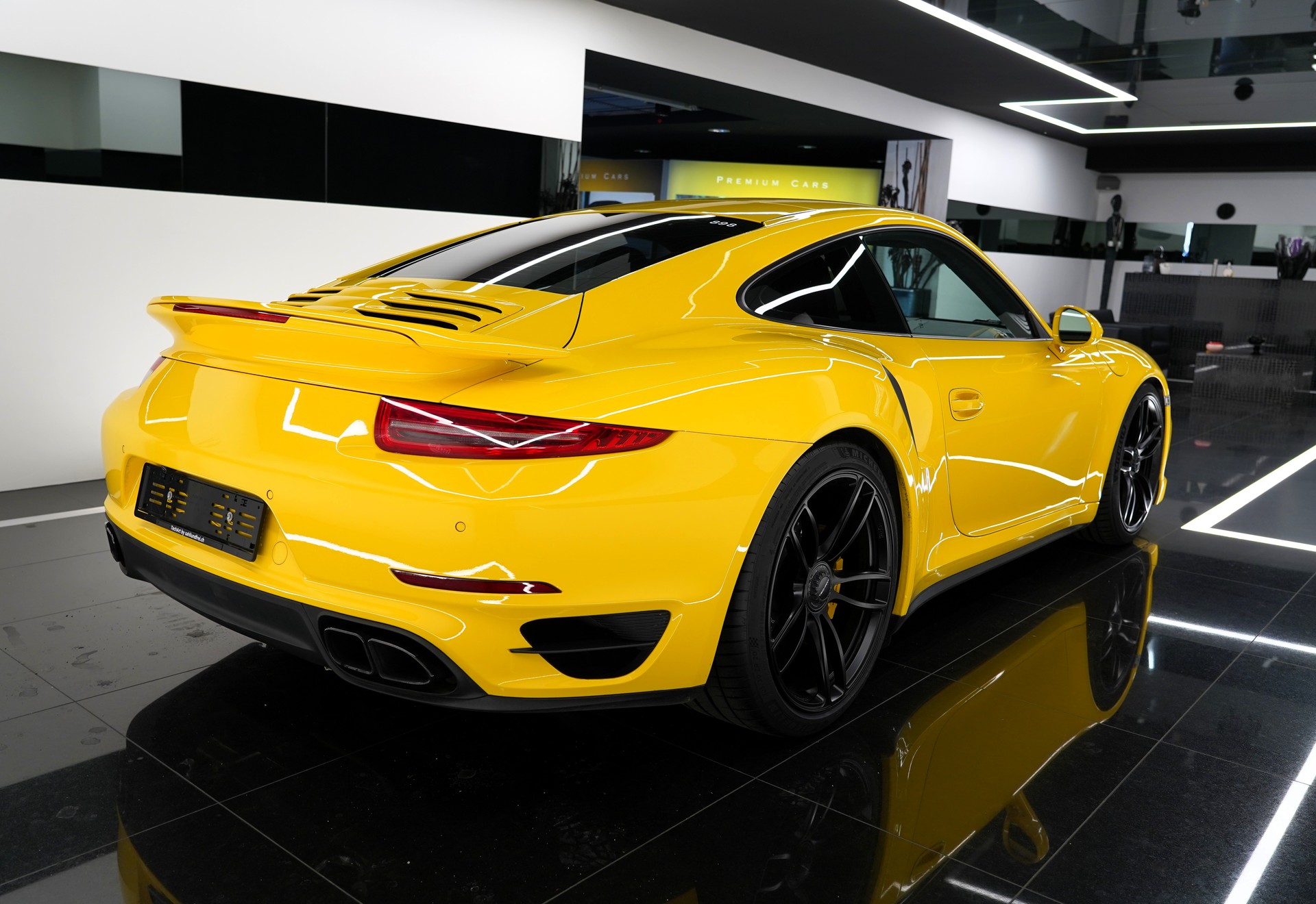 PORSCHE 911 Turbo S-showroom-element-3