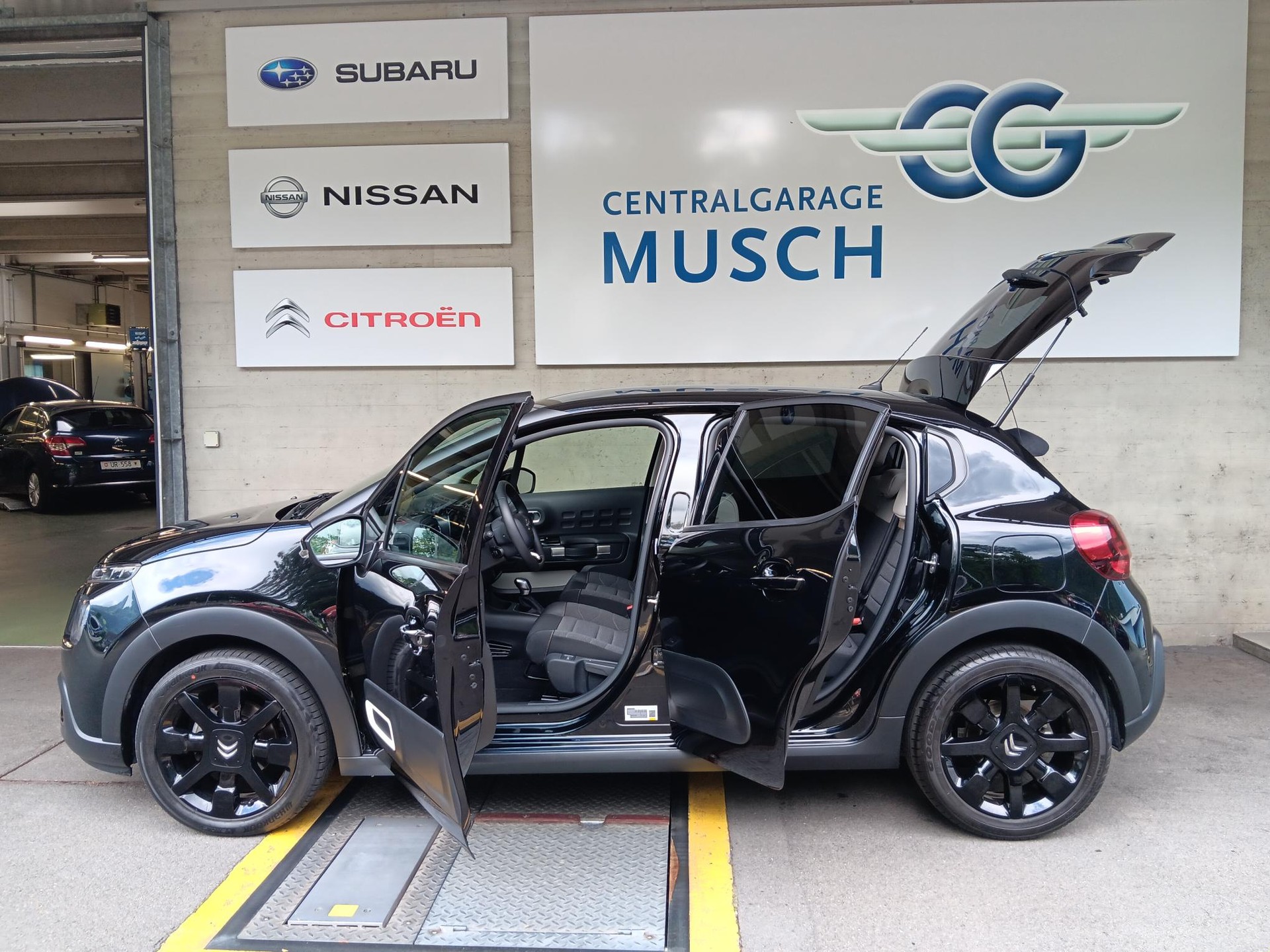 CITROEN C3 1.2i PureTech Swiss Edition EAT6-image-4