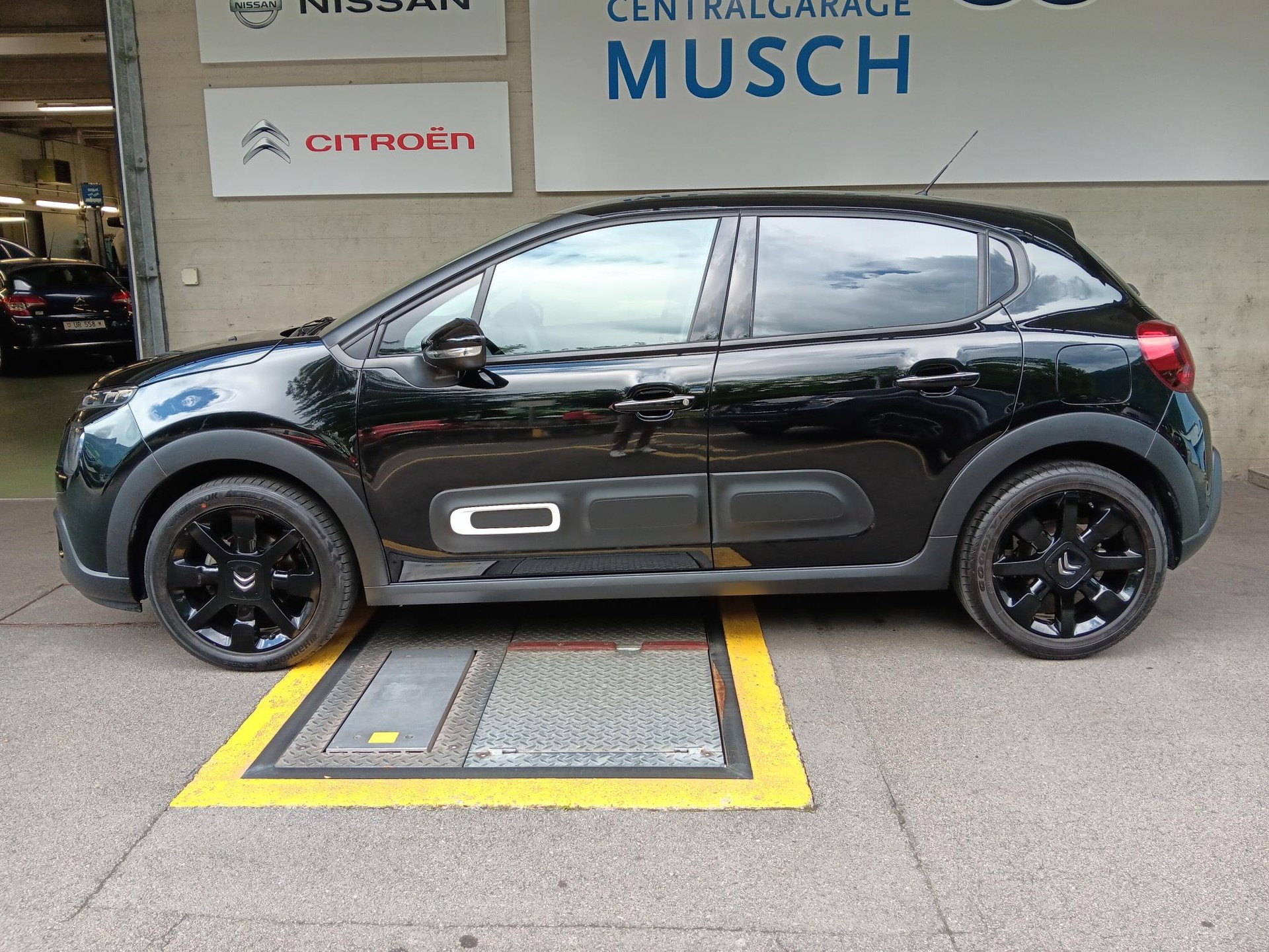 CITROEN C3 1.2i PureTech Swiss Edition EAT6-showroom-element-3