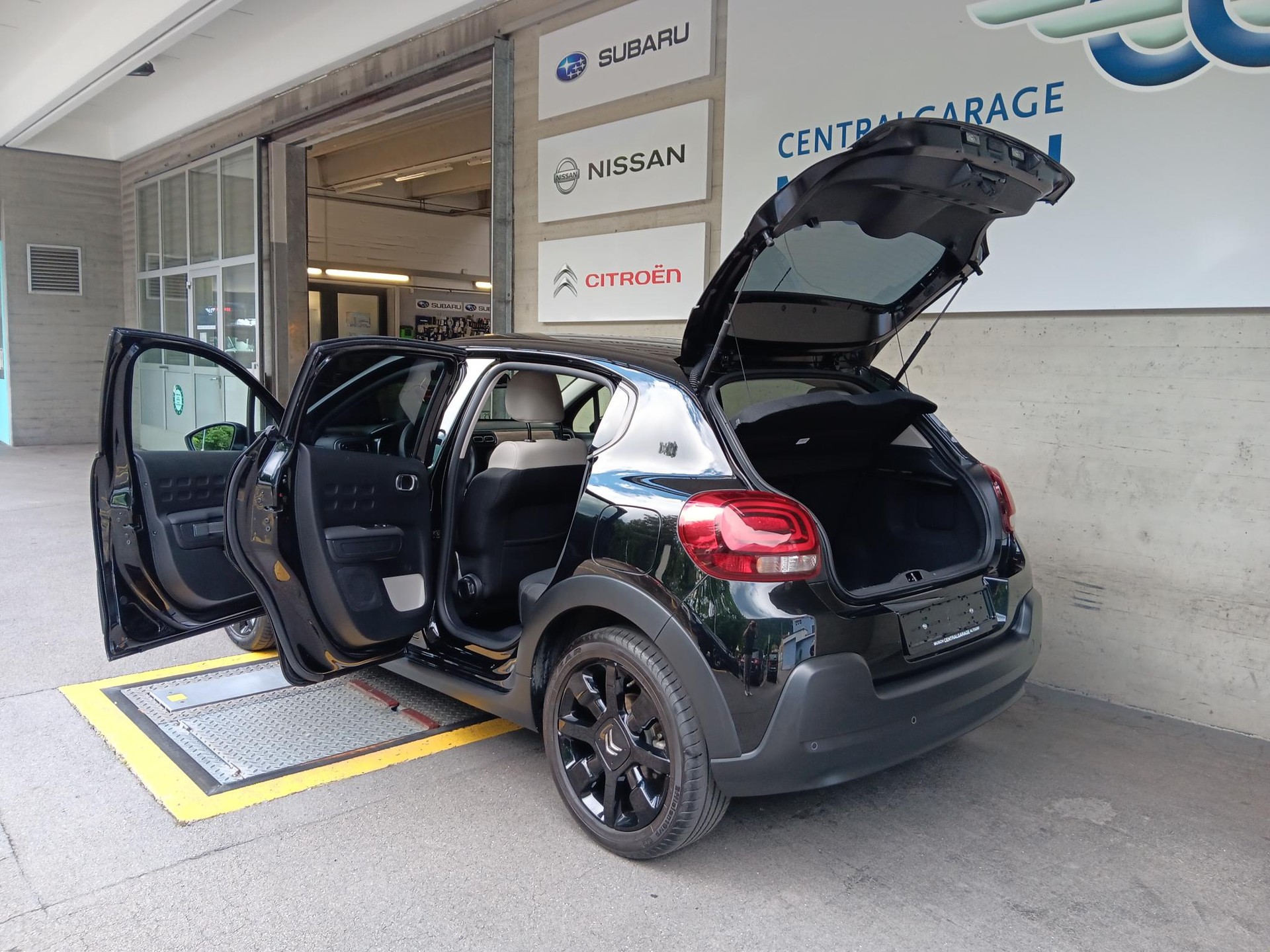 CITROEN C3 1.2i PureTech Swiss Edition EAT6-image-8