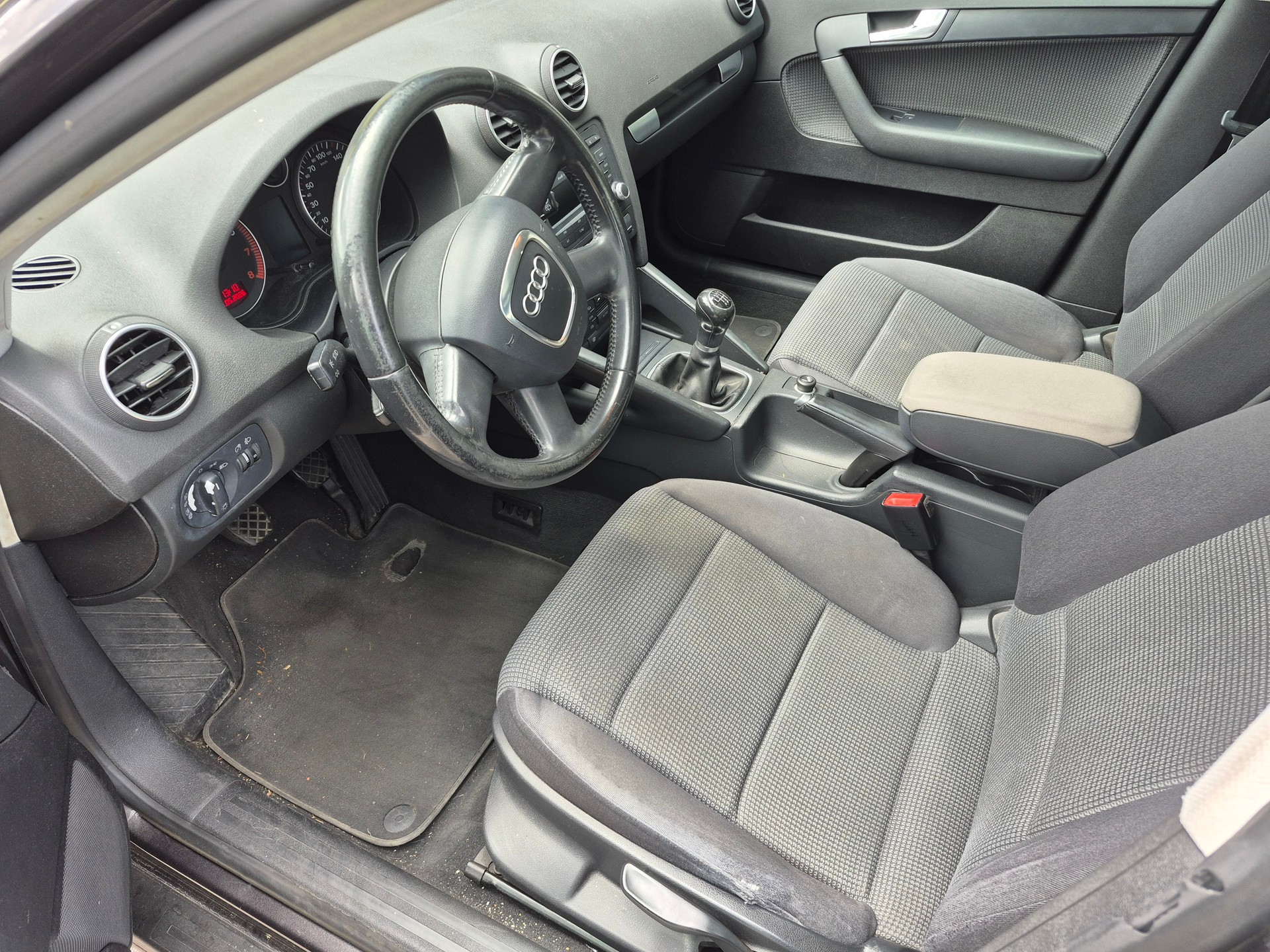 AUDI A3 Sportback 1.4 Turbo FSI Attraction-image-4