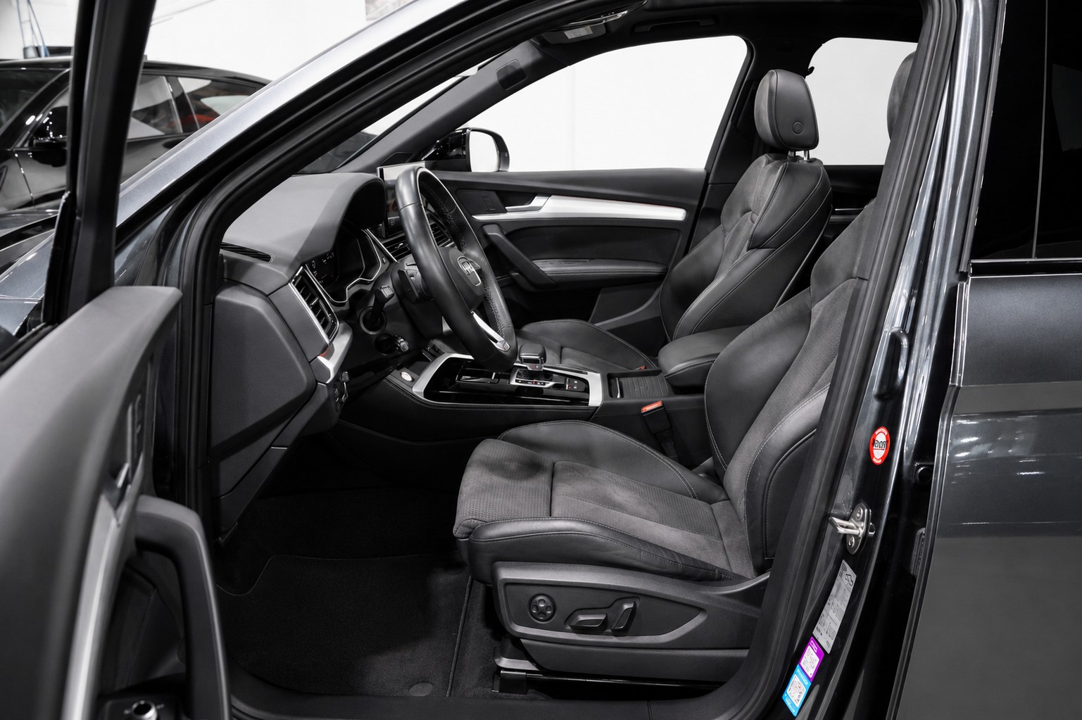 AUDI Q5 2.0 40 TDI S Line quattro S-Tronic-image-6