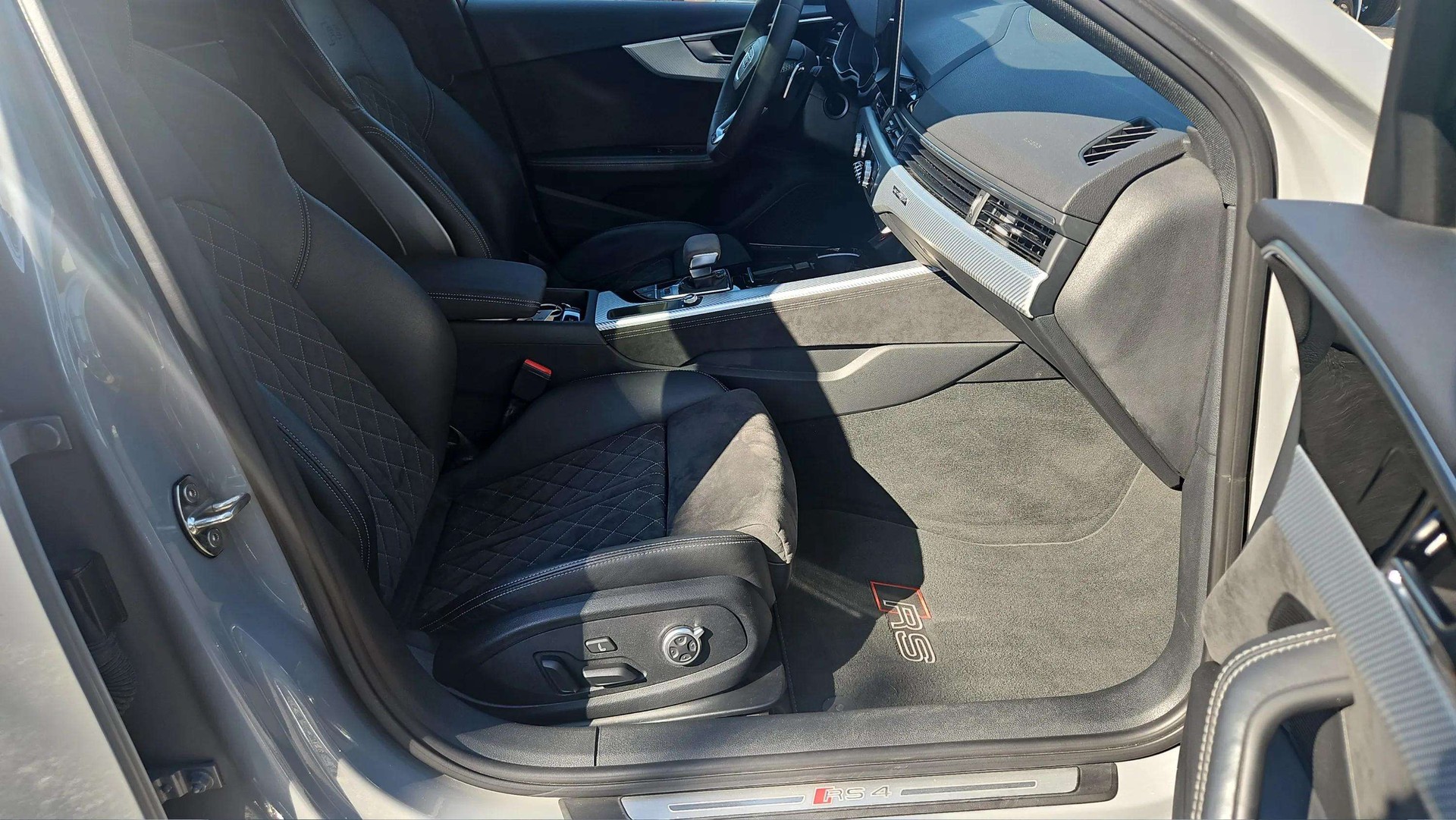 AUDI RS4 Avant quattro tiptronic mit AHK & Panoramadach-image-11