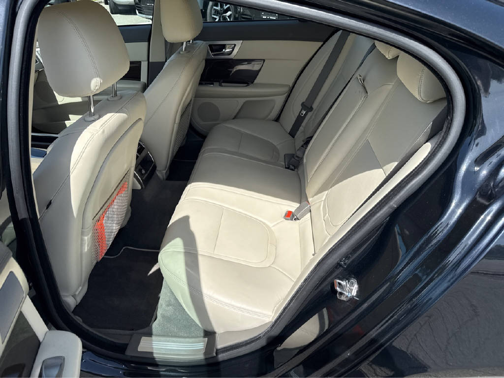 JAGUAR XF 3.0 V6 D S Premium Luxury-showroom-element-2