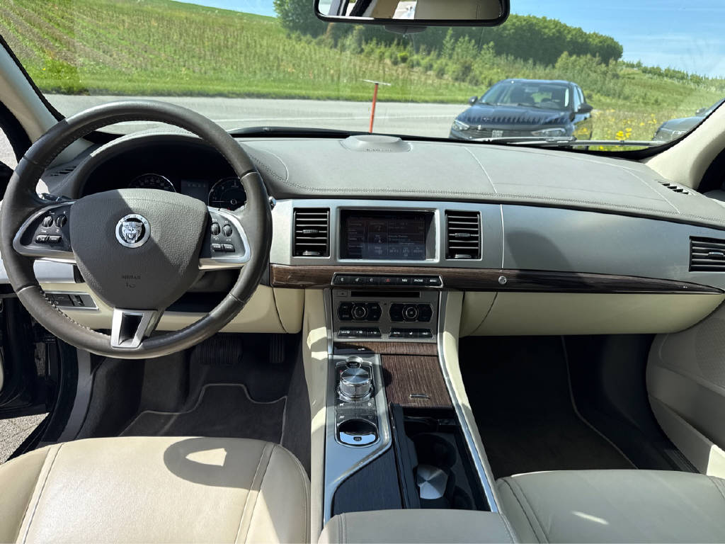 JAGUAR XF 3.0 V6 D S Premium Luxury-image-4