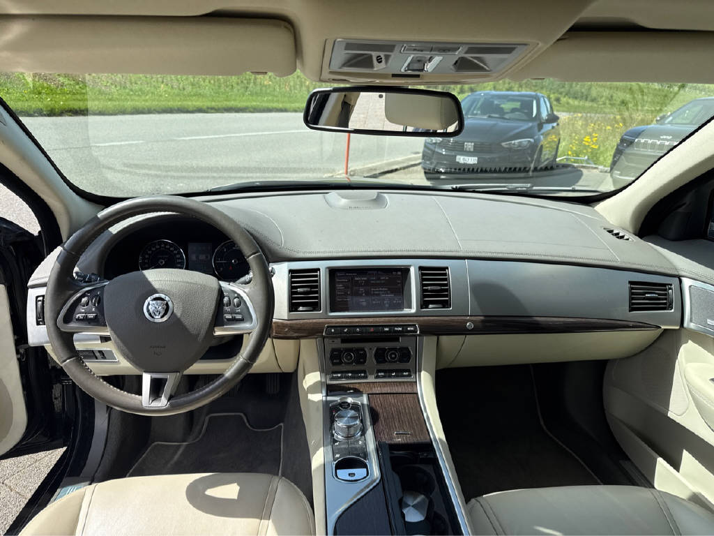 JAGUAR XF 3.0 V6 D S Premium Luxury-showroom-element-3