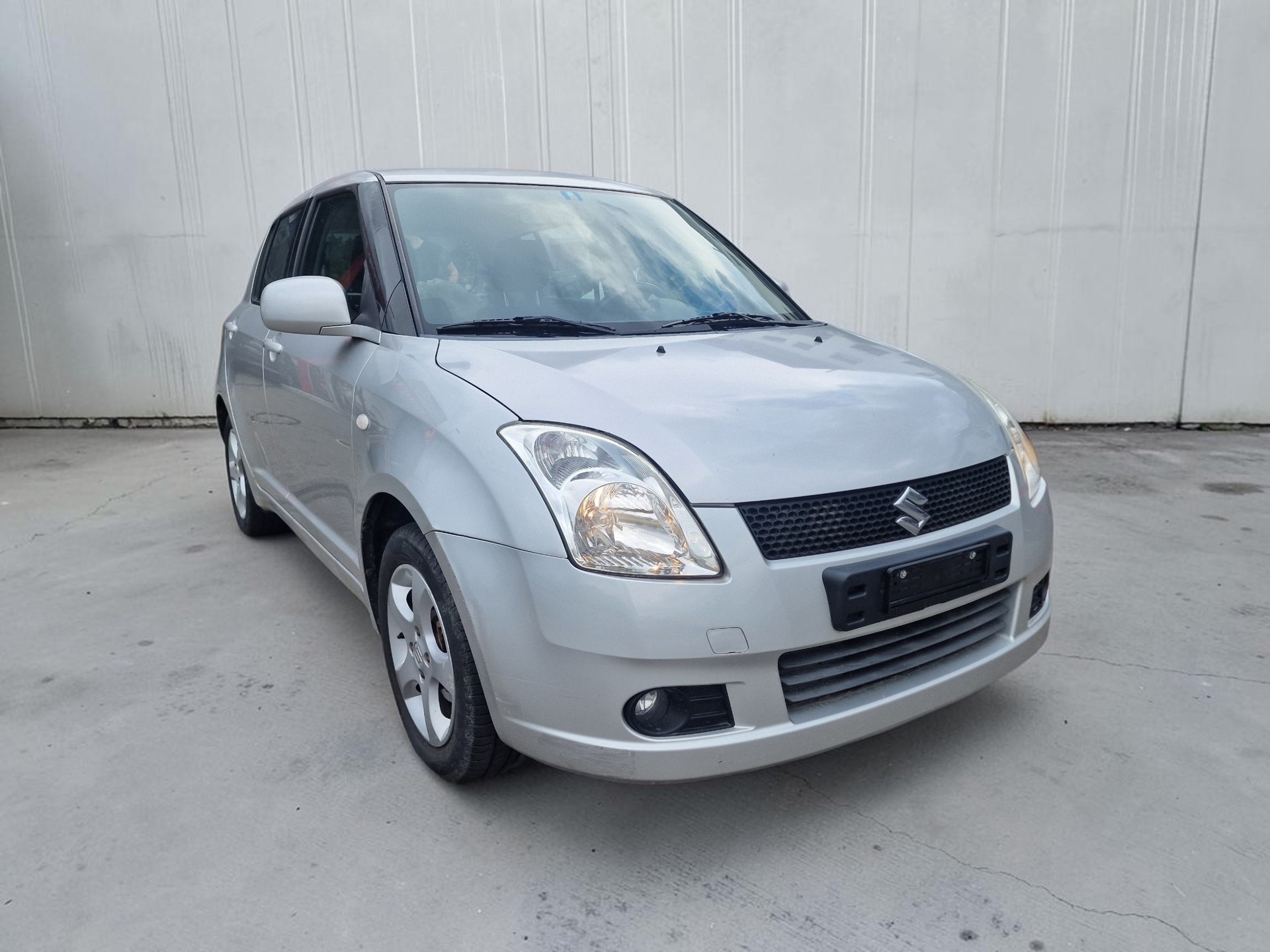 SUZUKI Swift 1.3i 16V GL Top 4x4 12Mt Gara MFK Neu 8Rad-showroom-element-1