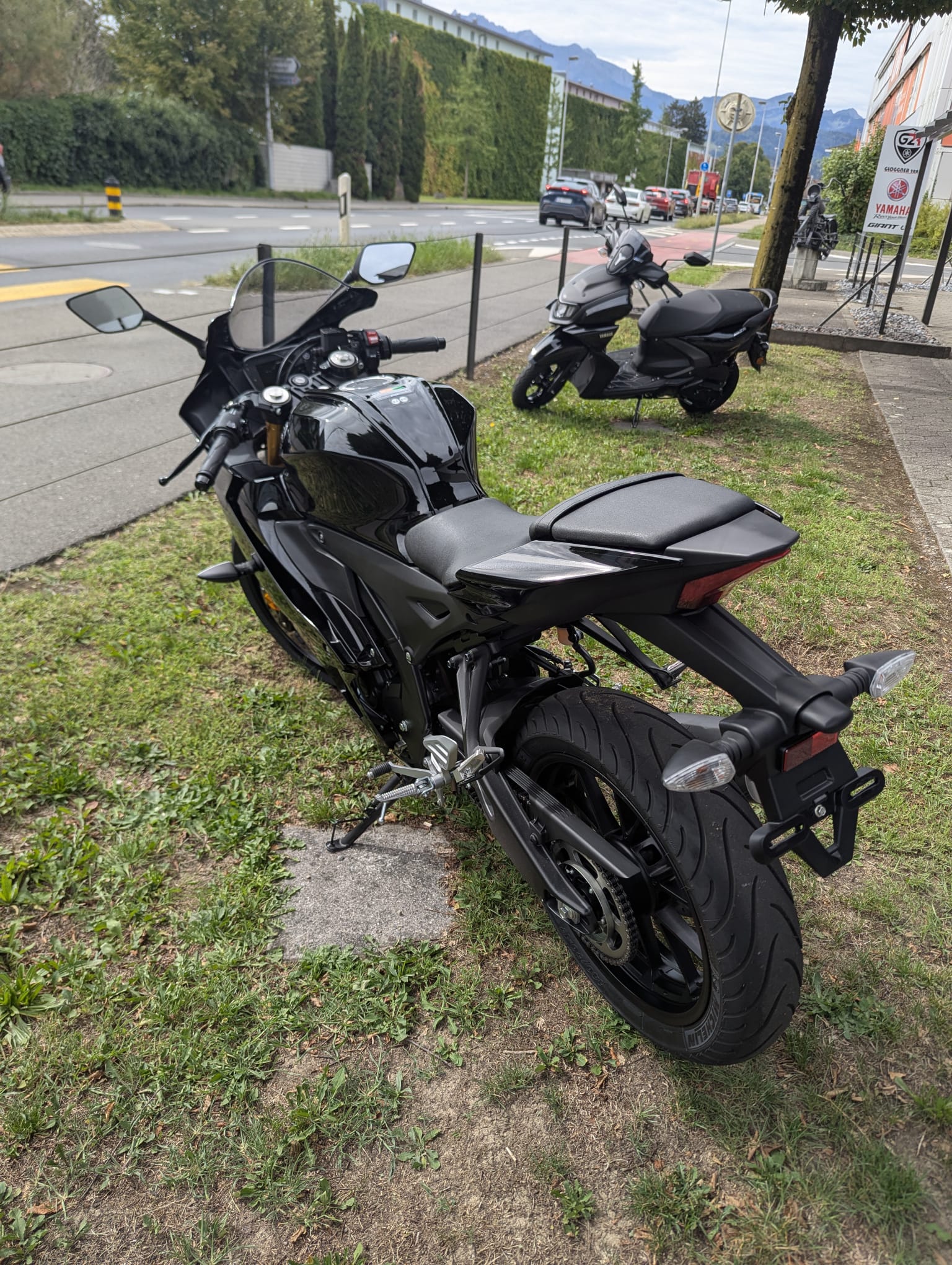 YAMAHA YZF-R 125 ABS-image-1