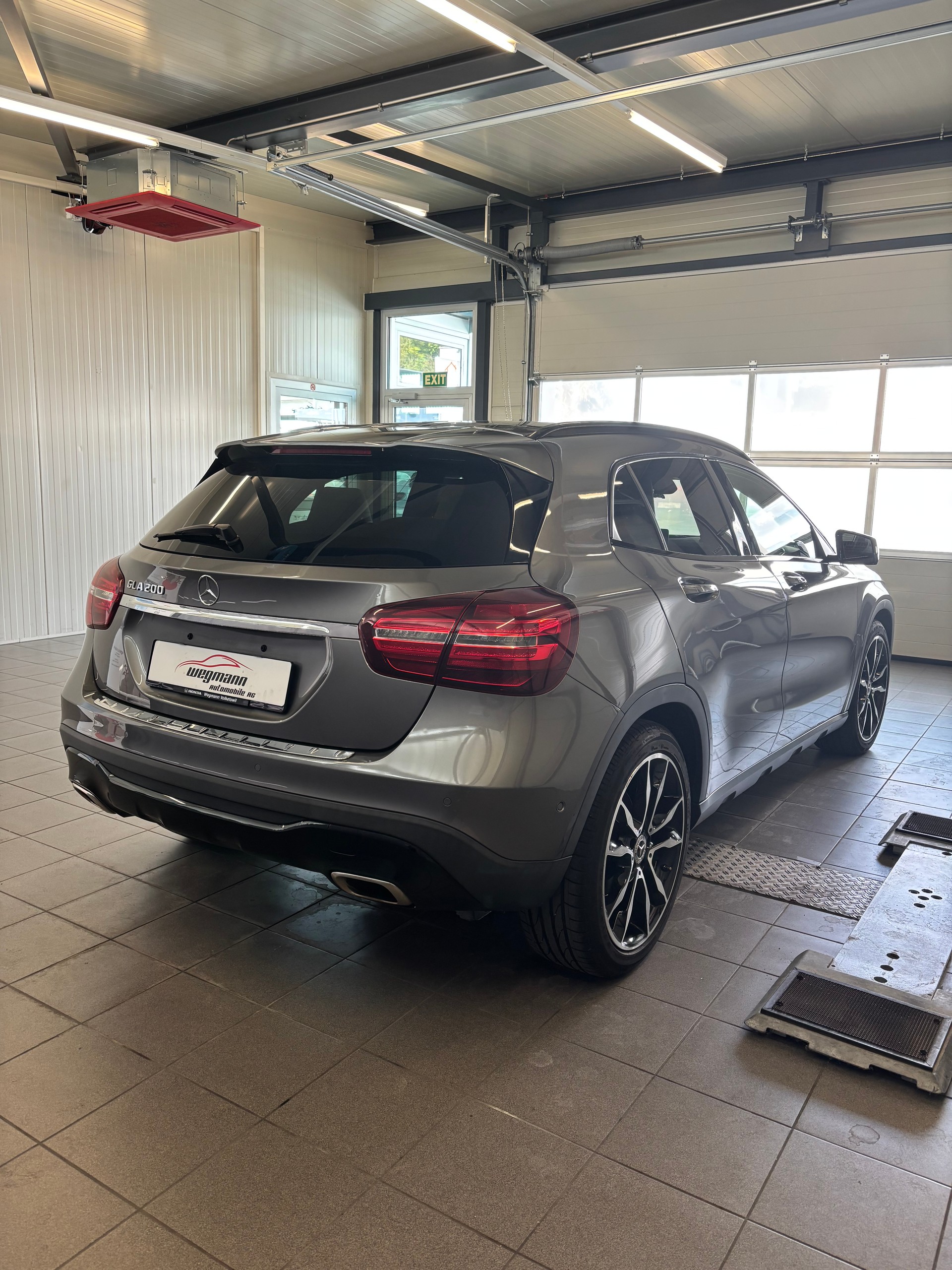 MERCEDES-BENZ GLA 200 Urban 7G-DCT-showroom-element-3