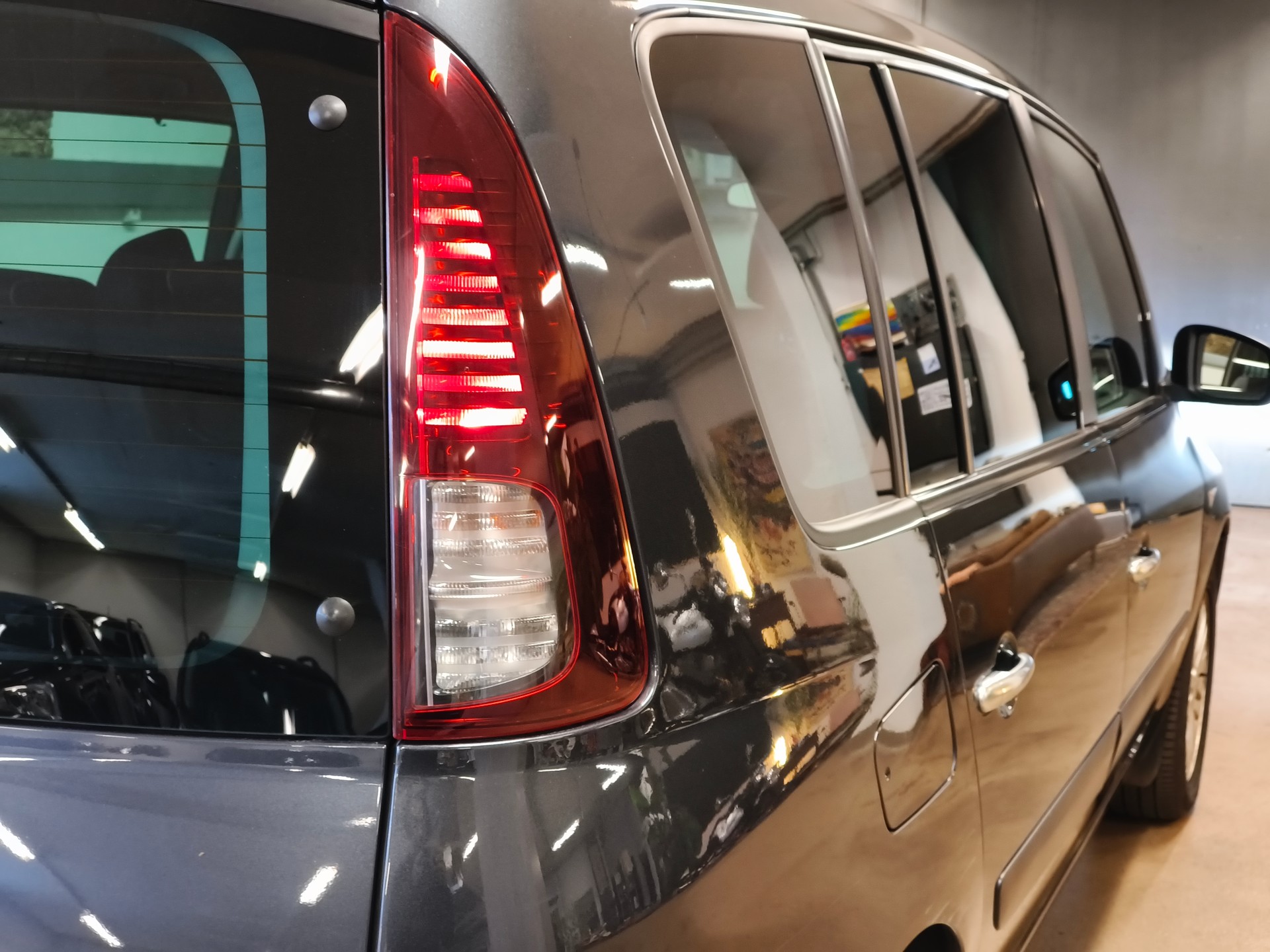 RENAULT Espace 2.0 dCi Initiale Automatic-image-9
