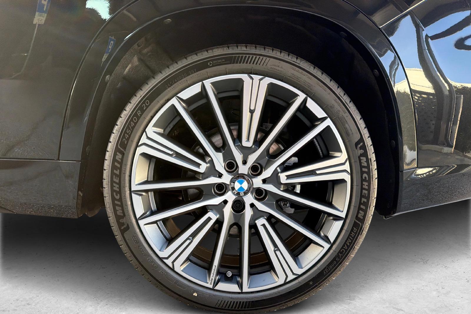 BMW iX1 30 xDrive-image-8