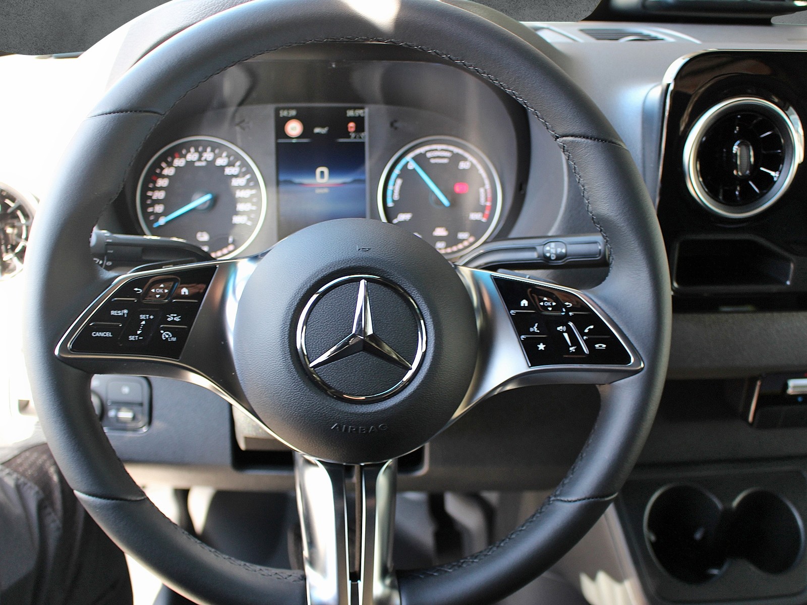 MERCEDES-BENZ eSprinter 320 Pro KA 3665mm S-image-10