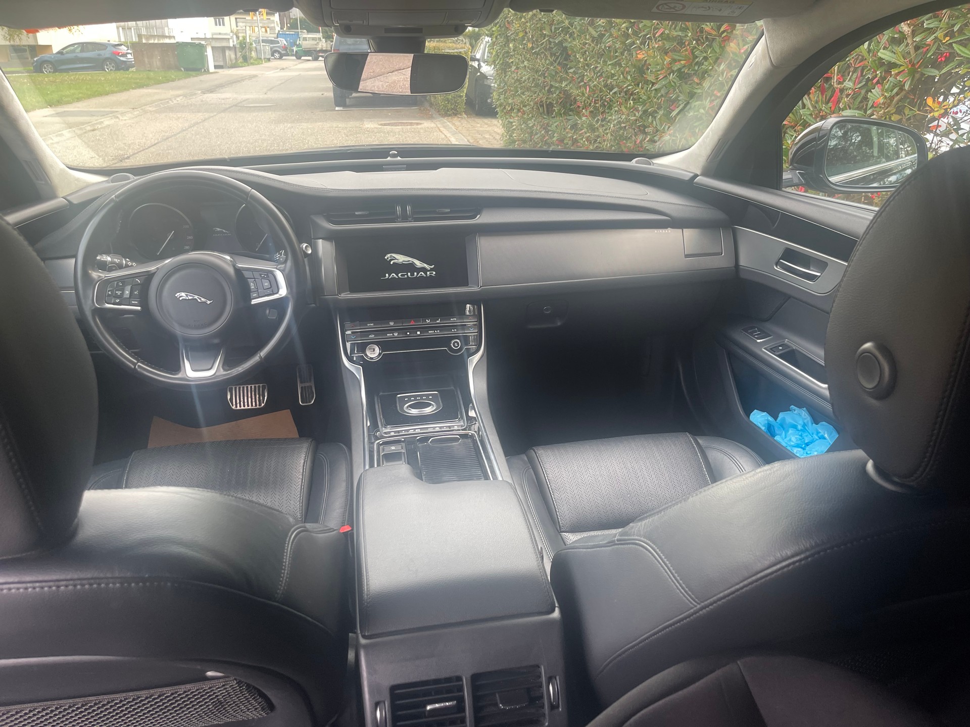 JAGUAR XF 20d Pure Automatic-image-4