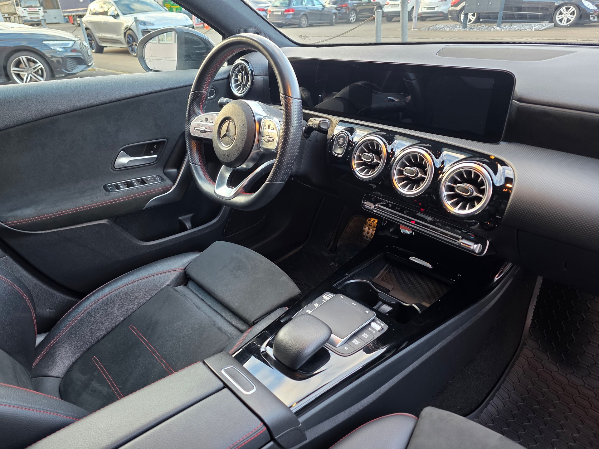 MERCEDES-BENZ A 200 AMG Line 7G-DCT-image-13