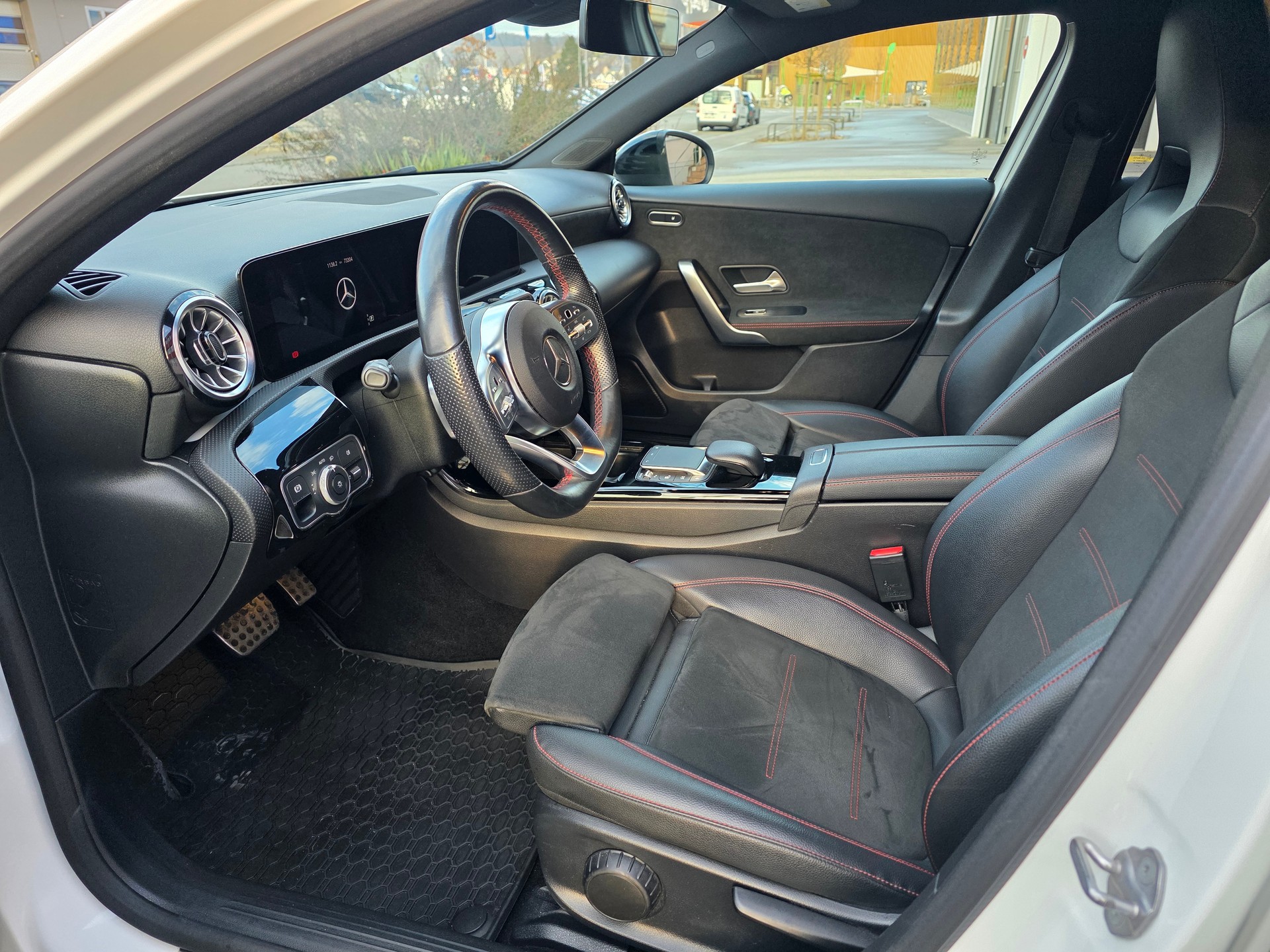 MERCEDES-BENZ A 200 AMG Line 7G-DCT-image-10