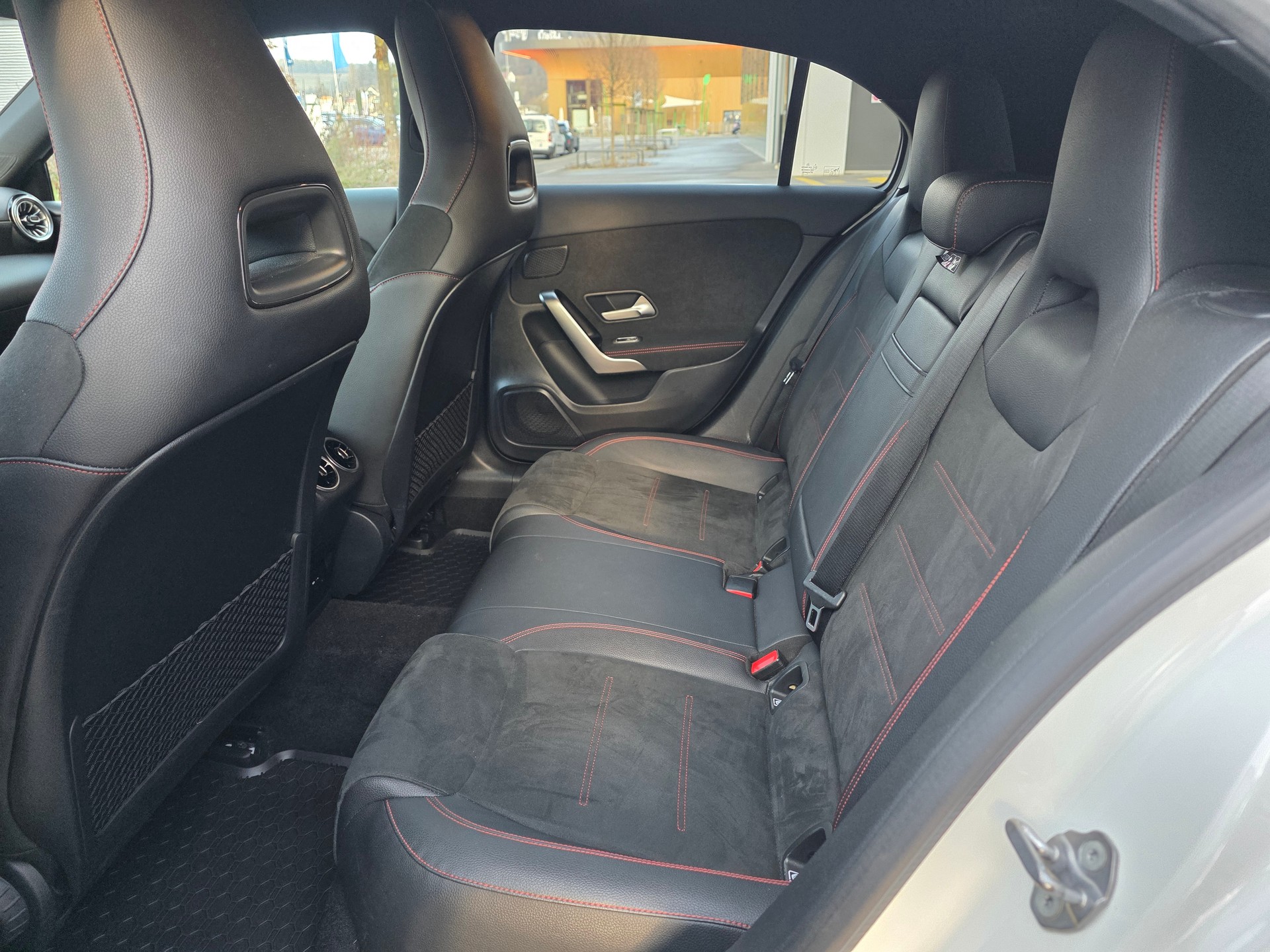 MERCEDES-BENZ A 200 AMG Line 7G-DCT-image-17