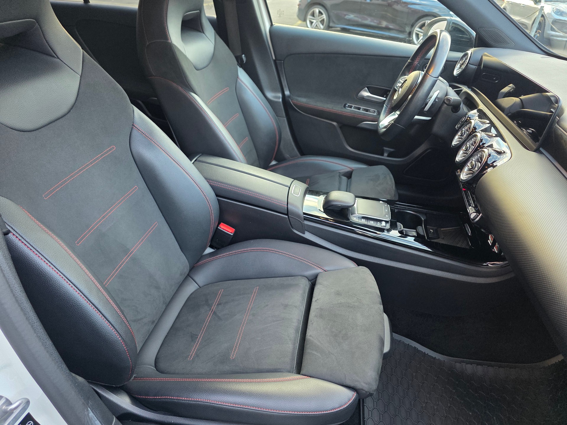 MERCEDES-BENZ A 200 AMG Line 7G-DCT-image-12