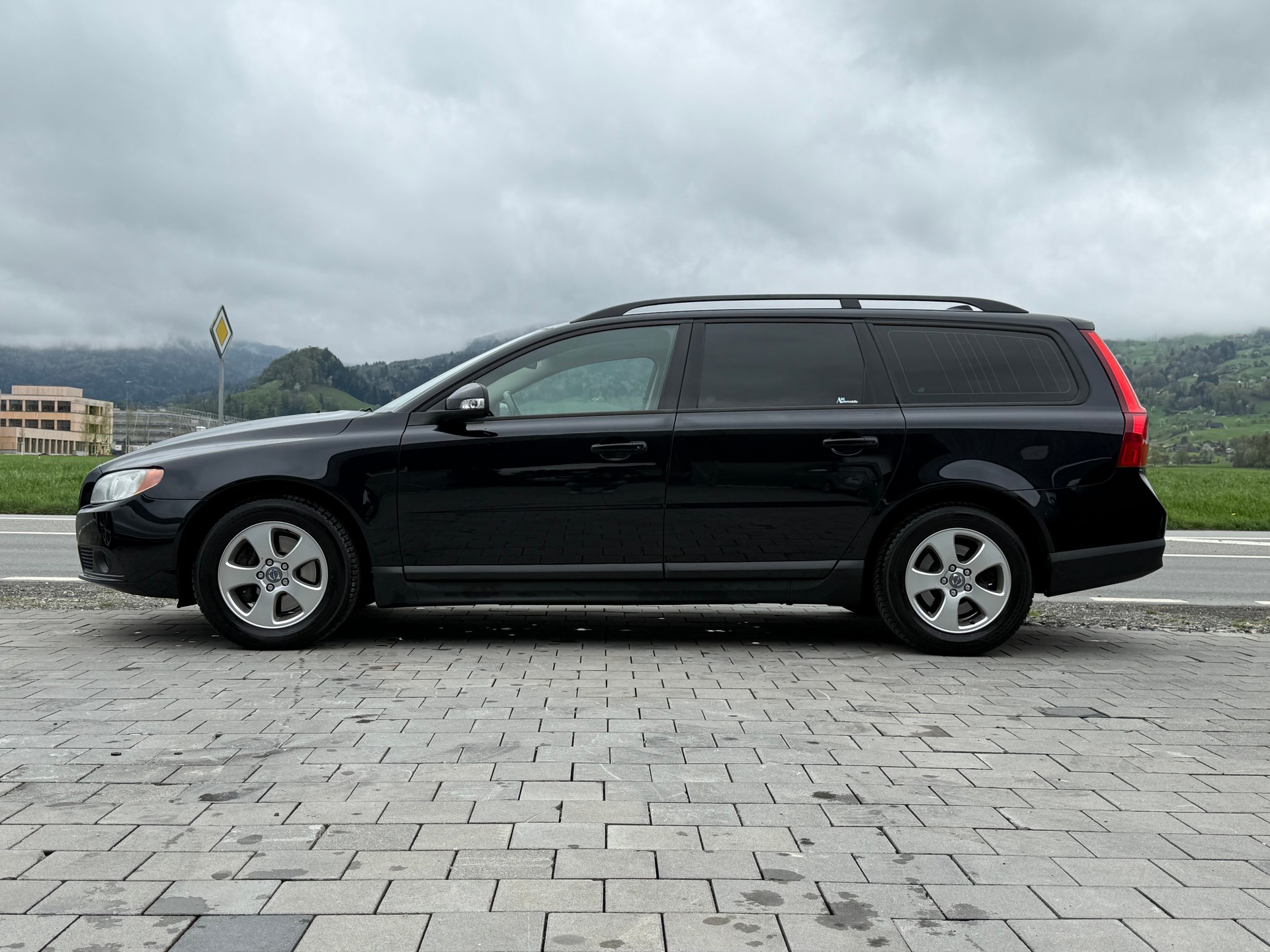 VOLVO V70 2.4D Kinetic Geartronic-image-3