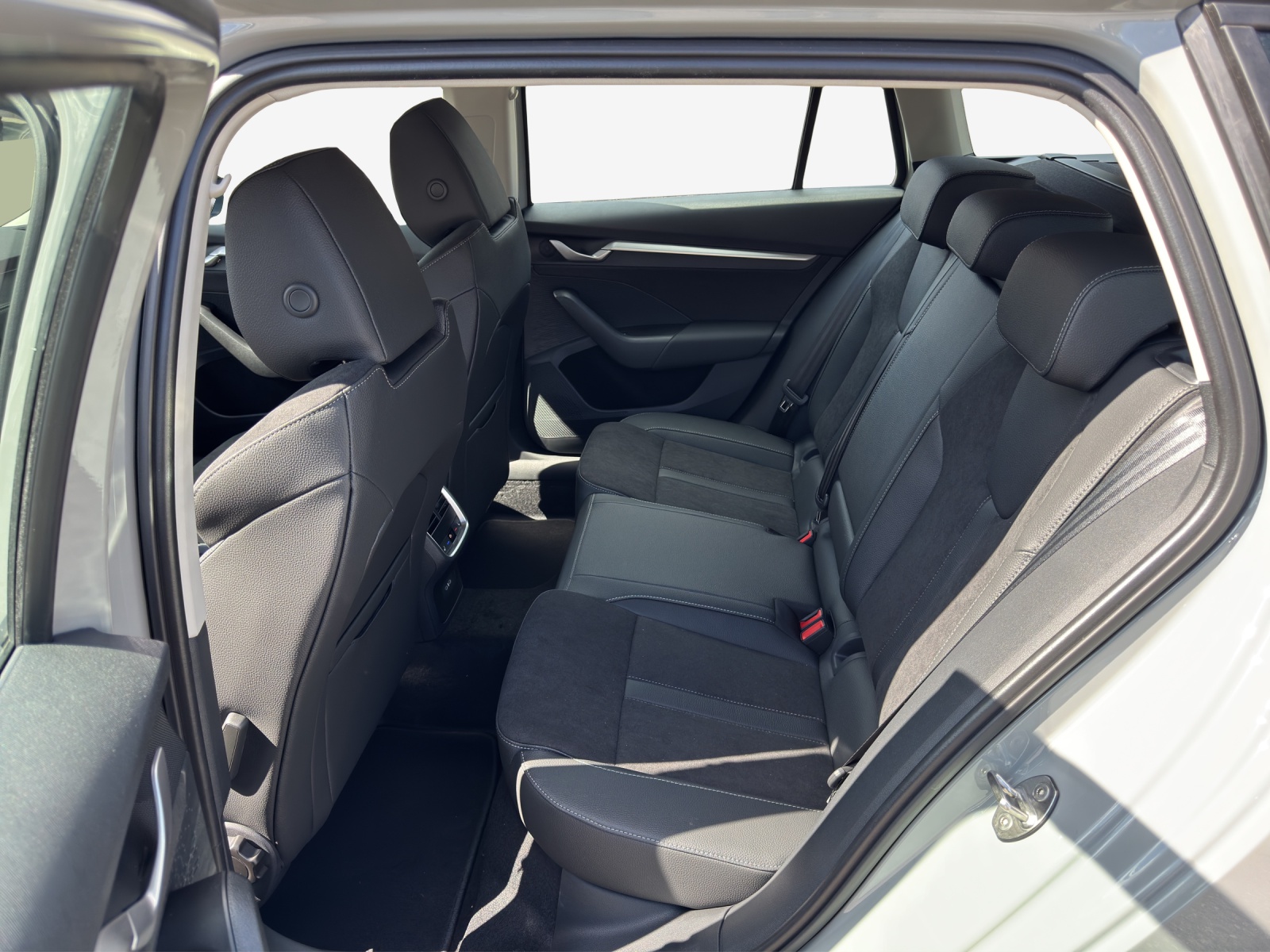 SKODA Octavia Combi 2.0 TDI DSG Selection-image-11