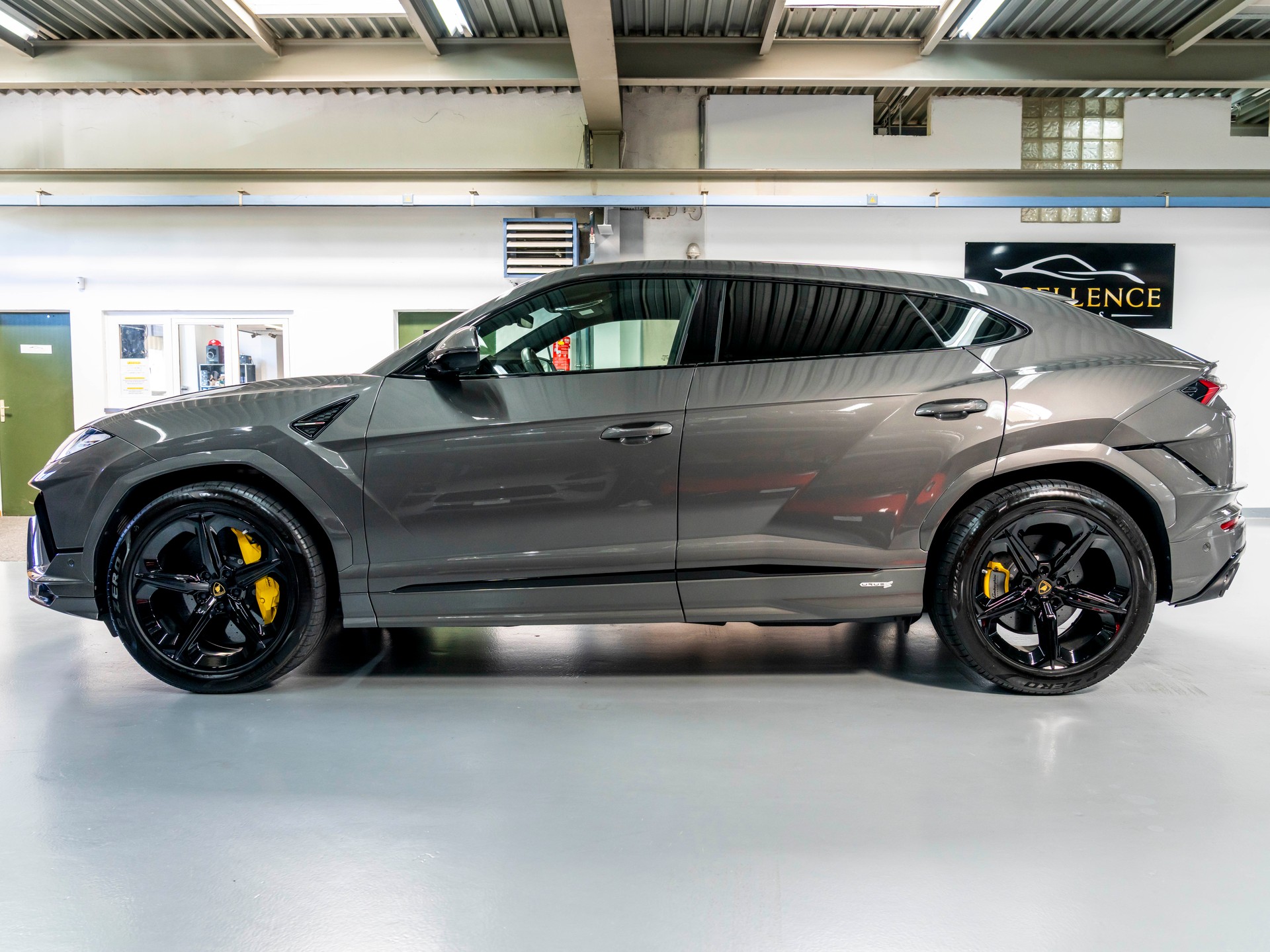 LAMBORGHINI URUS S HP 666 DERNIERE VERSION-showroom-element-3