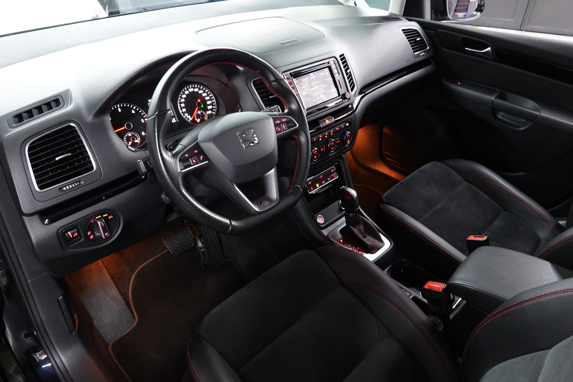 SEAT ALHAMBRA 2.0 TDI FR LINE 4 DRIVE AHL 2.4T CH-FZ 7-PLÄTZER-image-22