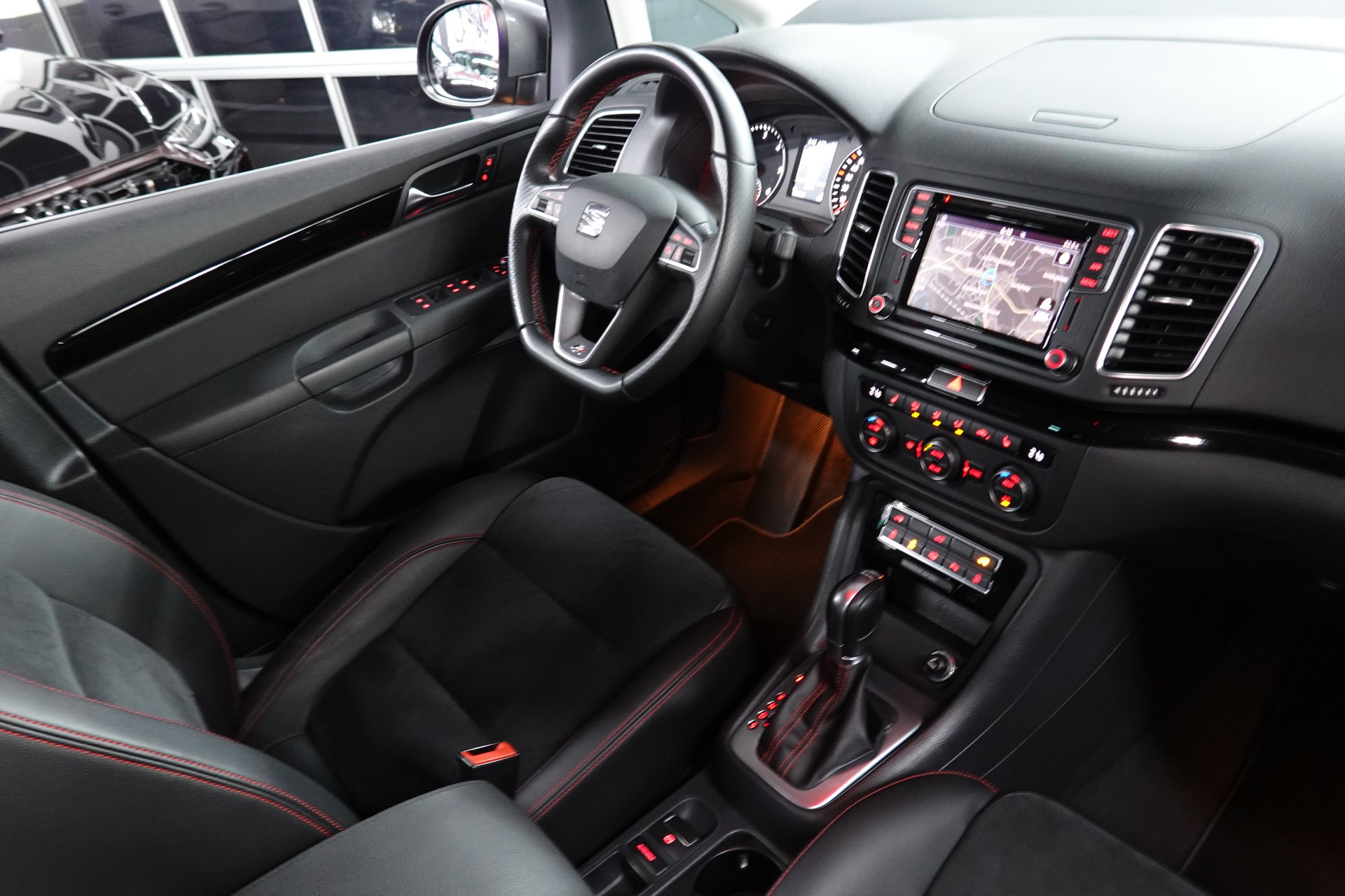 SEAT ALHAMBRA 2.0 TDI FR LINE 4 DRIVE AHL 2.4T CH-FZ 7-PLÄTZER-image-40