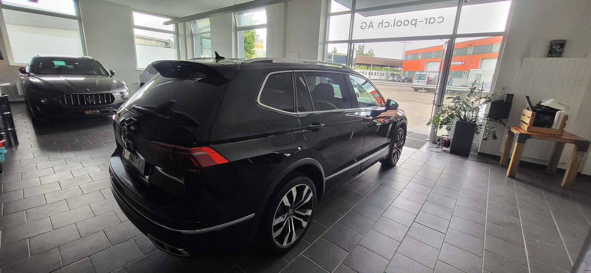 VW Tiguan Allspace 2.0 TDI SCR R-Line 4Motion DSG-image-5