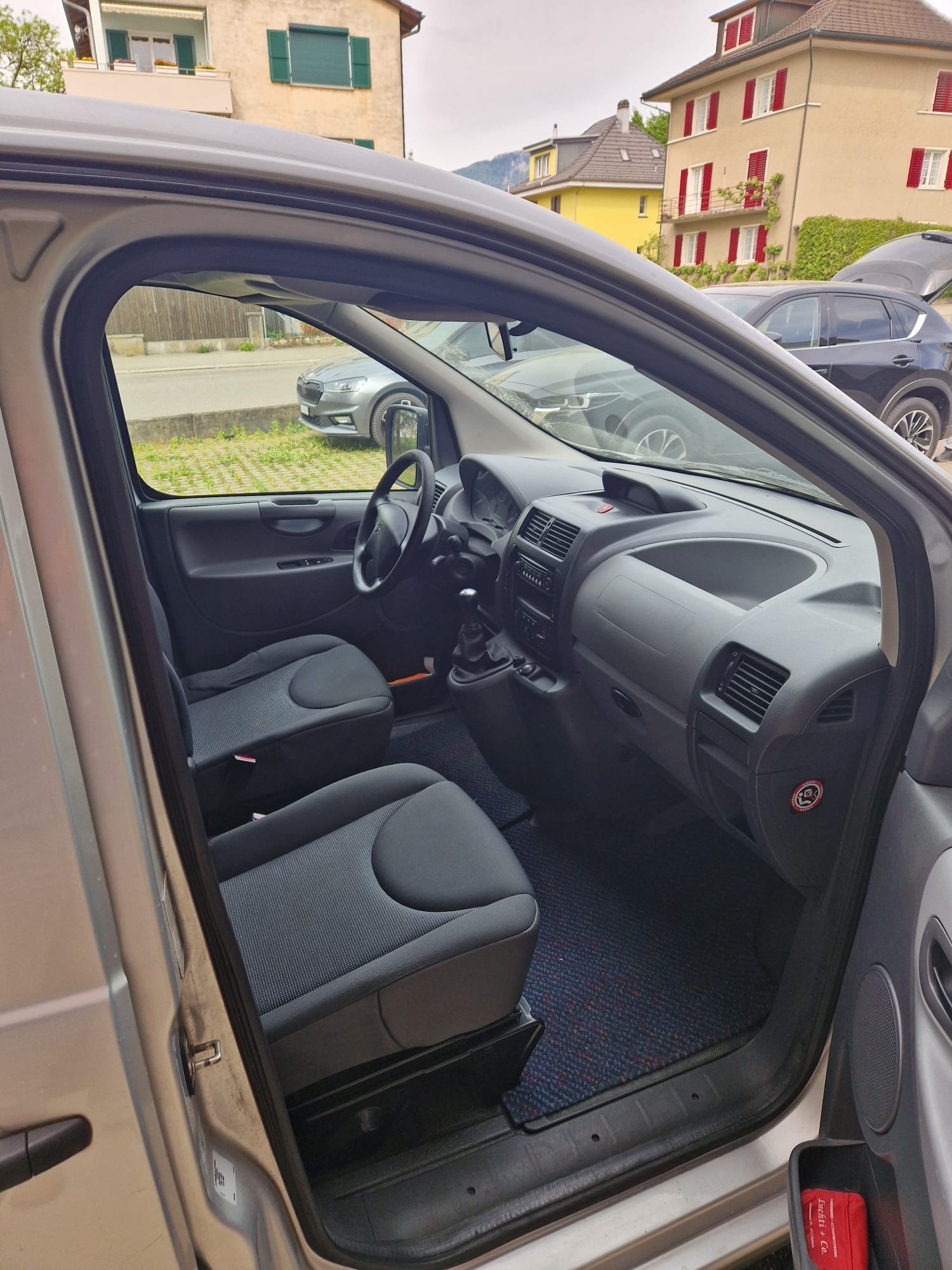 CITROEN FRISCH AB MFK. JUMPY FENSTER BUS. 2.0i 16V 10 L1H1. NUR 95`000 KM. TOP GEPFLEGT. AB MFK. PREIS 7900.--showroom-element-2