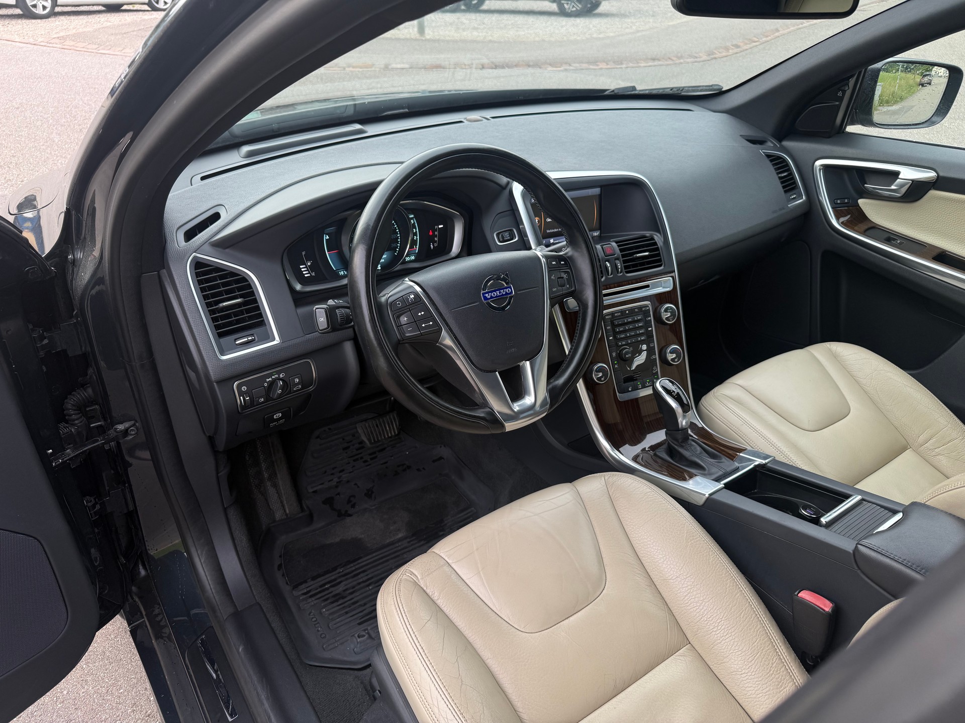 VOLVO XC60 D5 AWD Summum Geartronic-image-6