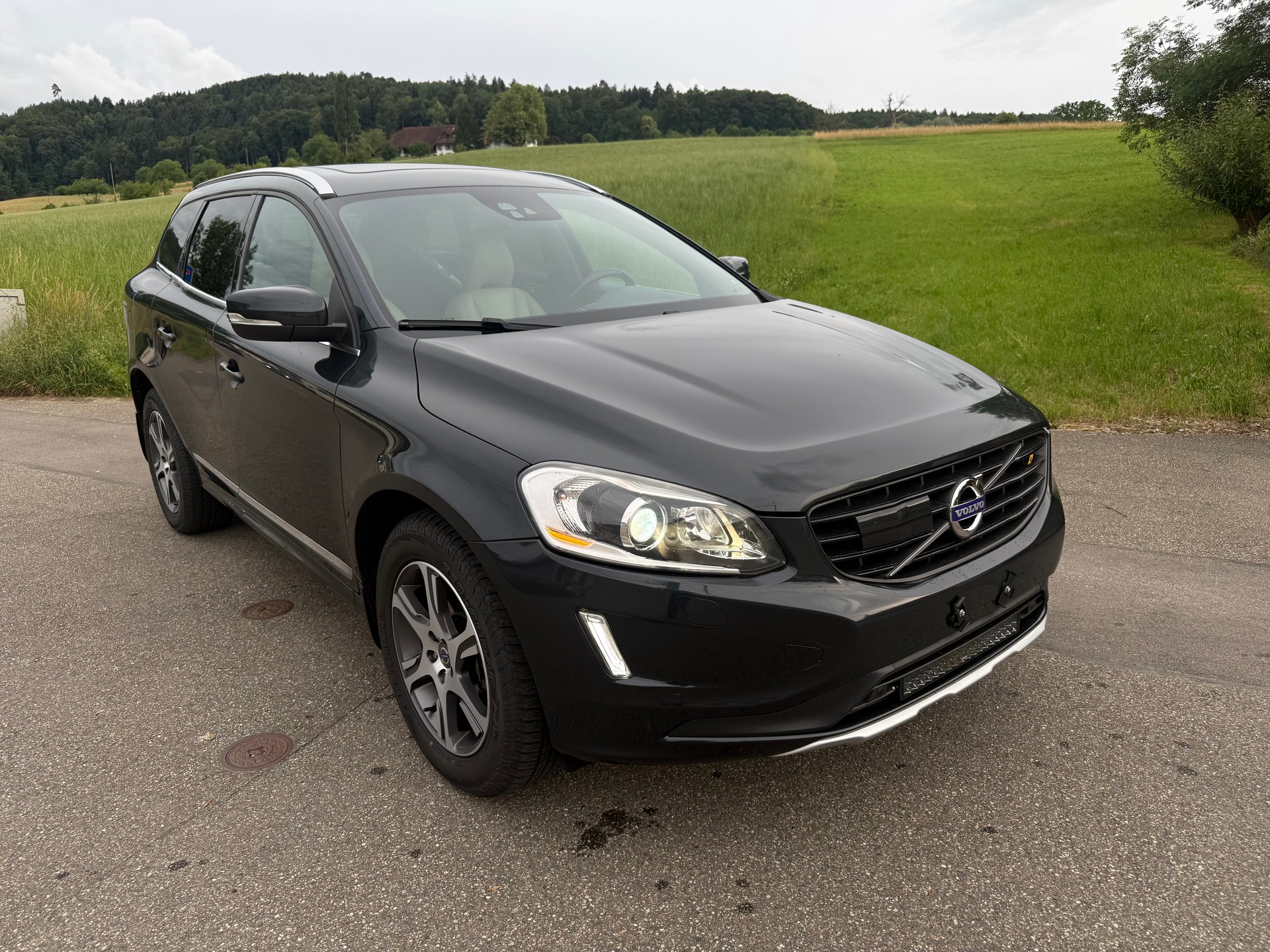 VOLVO XC60 D5 AWD Summum Geartronic-image-1