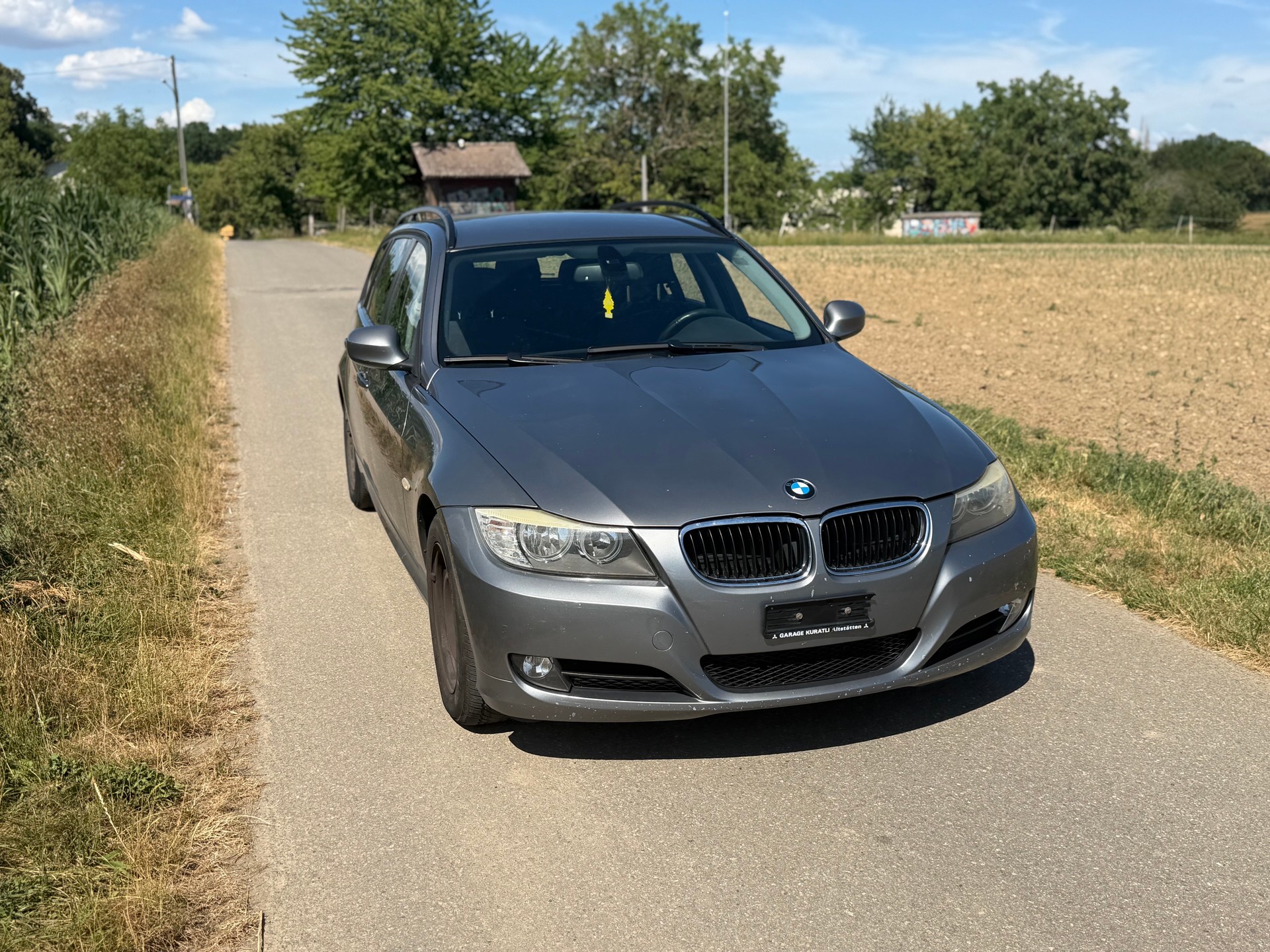BMW 318i Touring-image-1