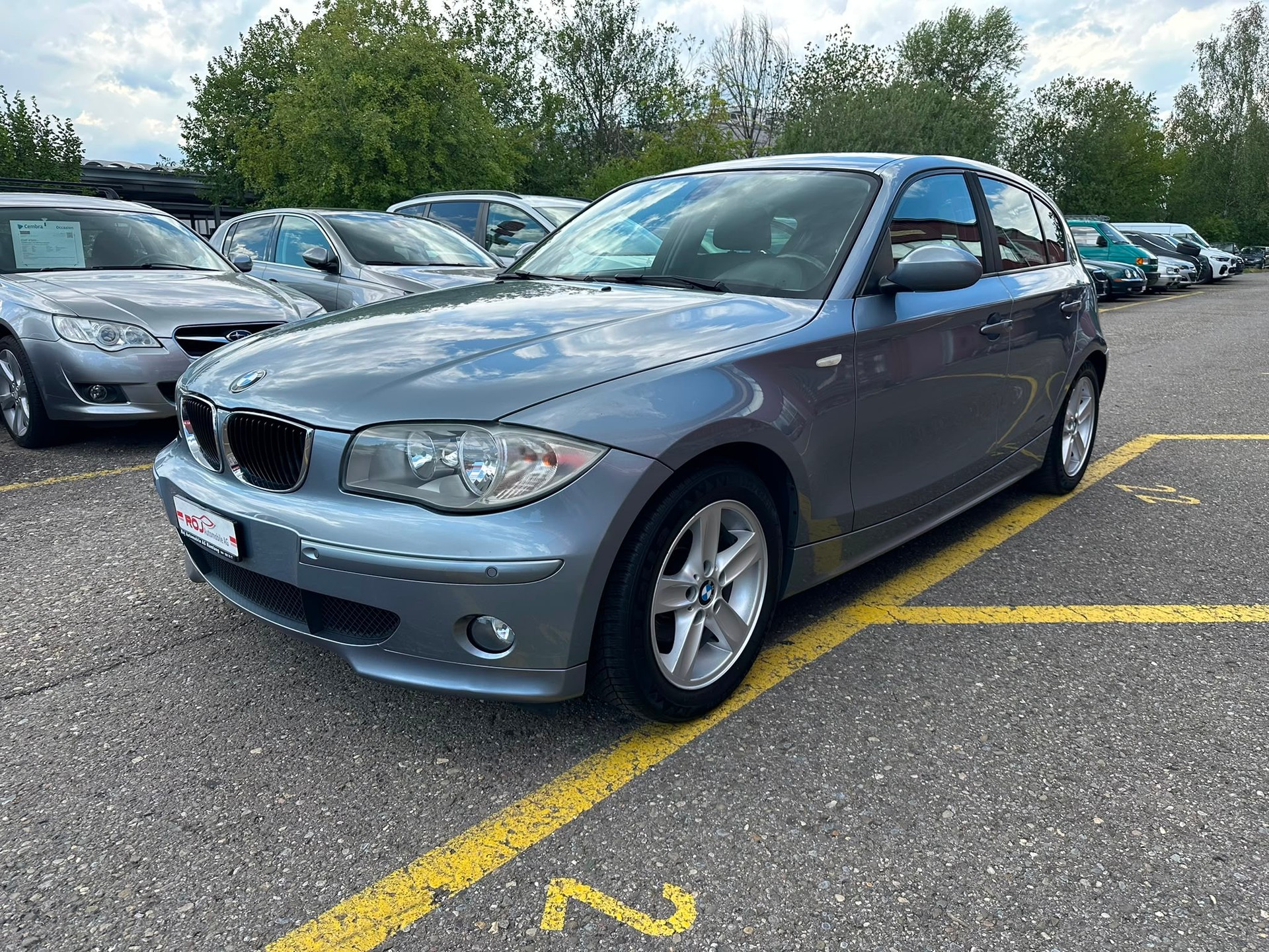 BMW 120i-showroom-element-1