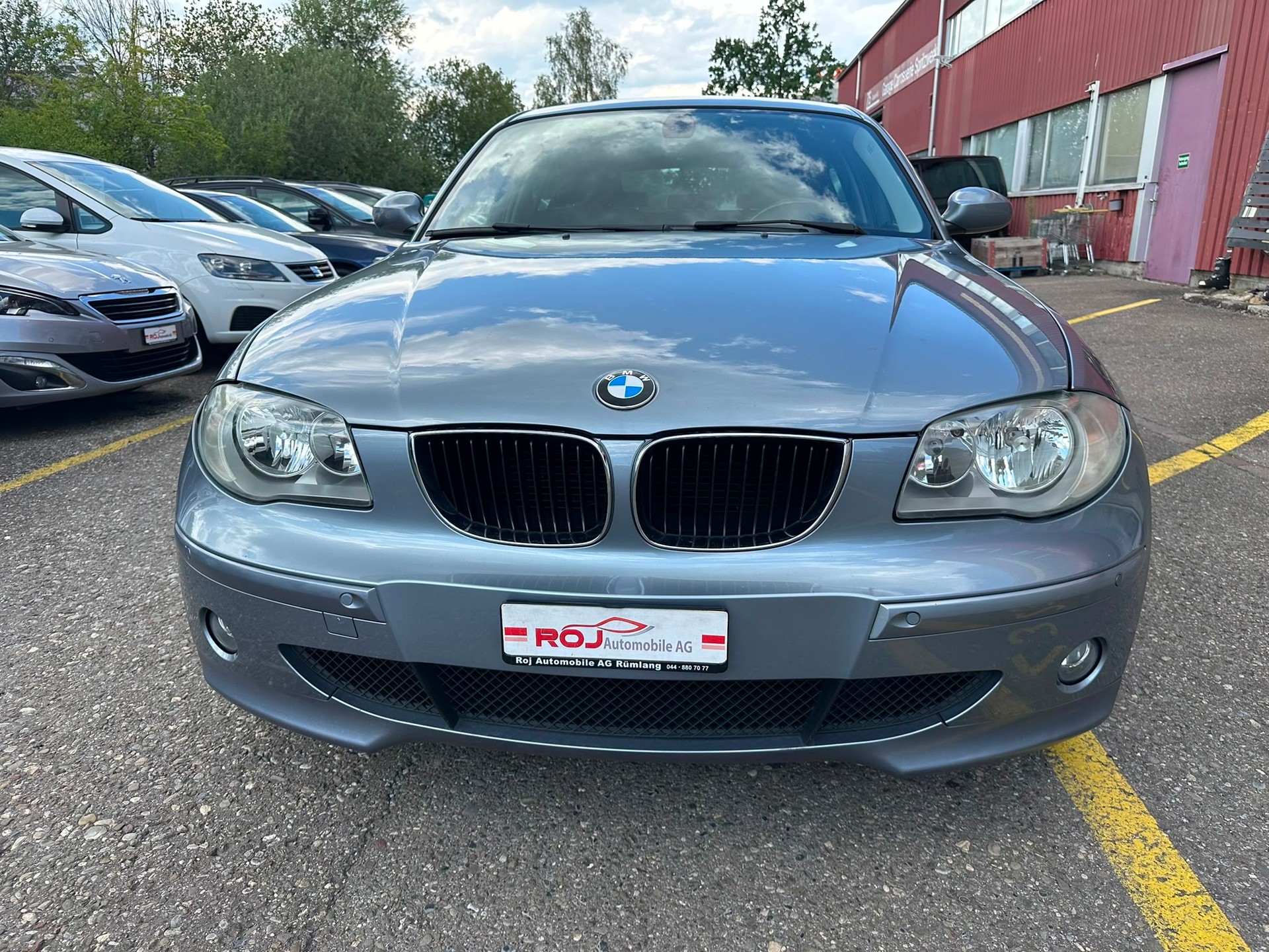BMW 120i-showroom-element-2