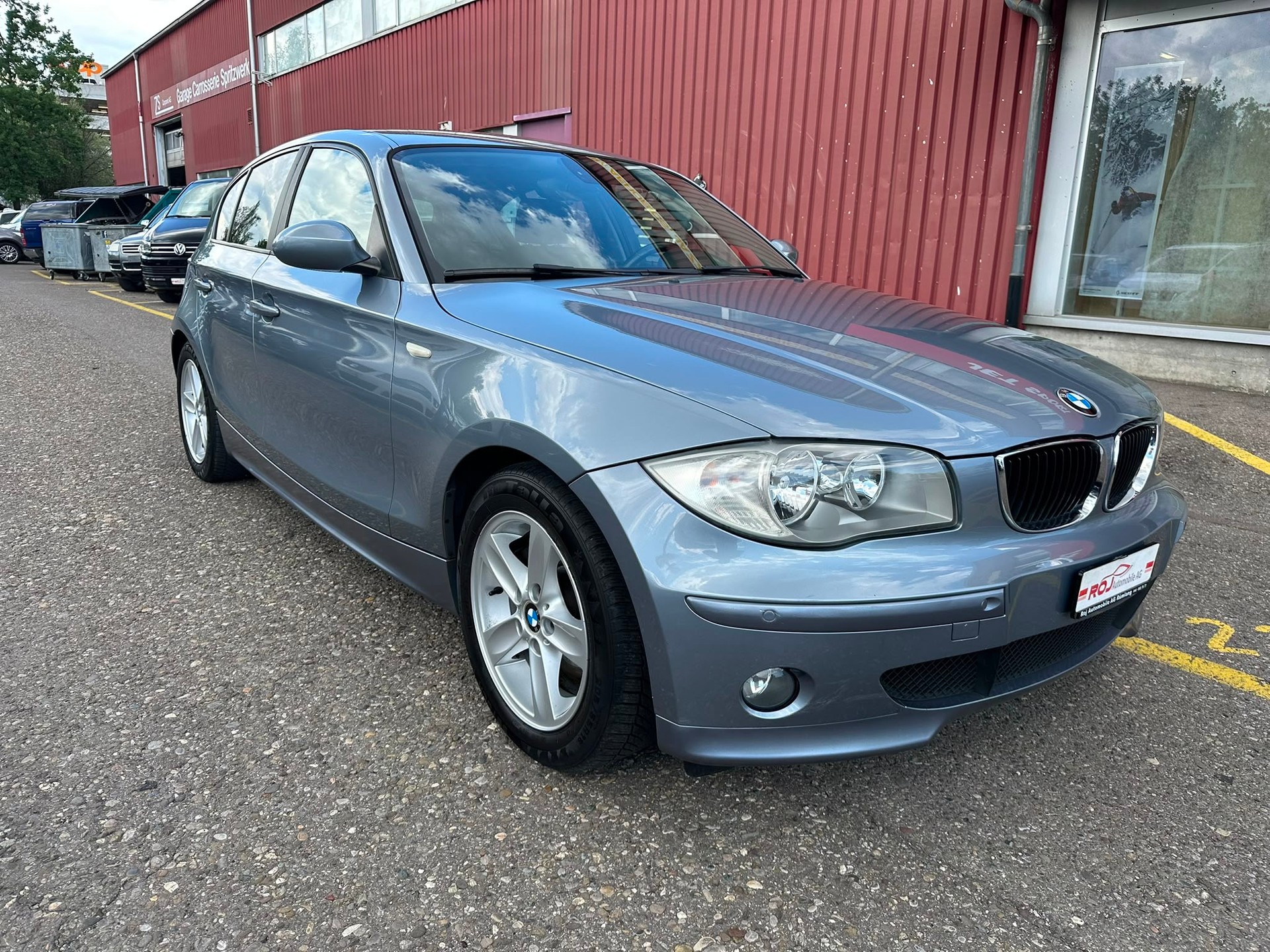 BMW 120i-showroom-element-3