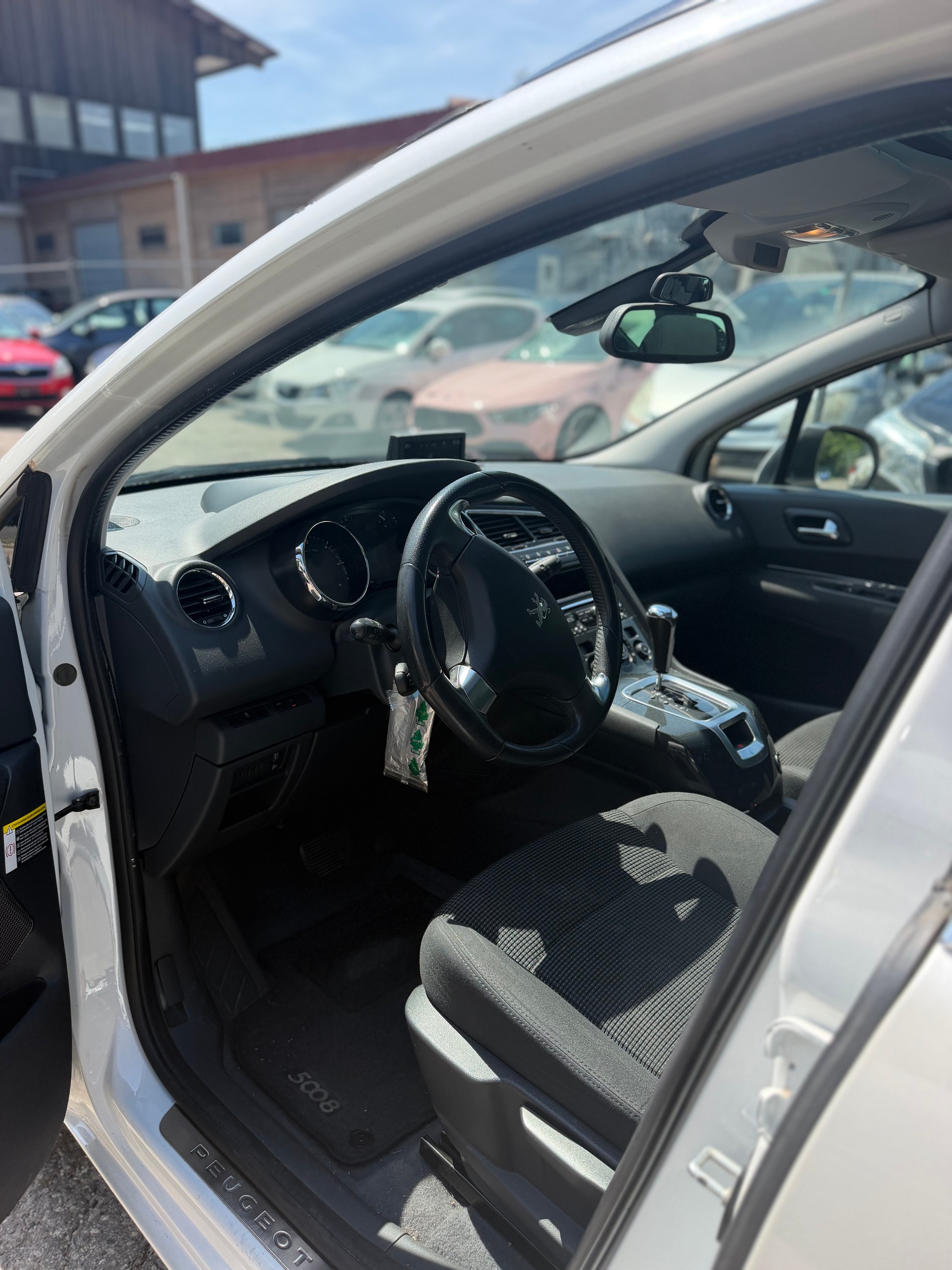 PEUGEOT 5008 1.6 BlueHDi Business Line Tiptronic-image-11