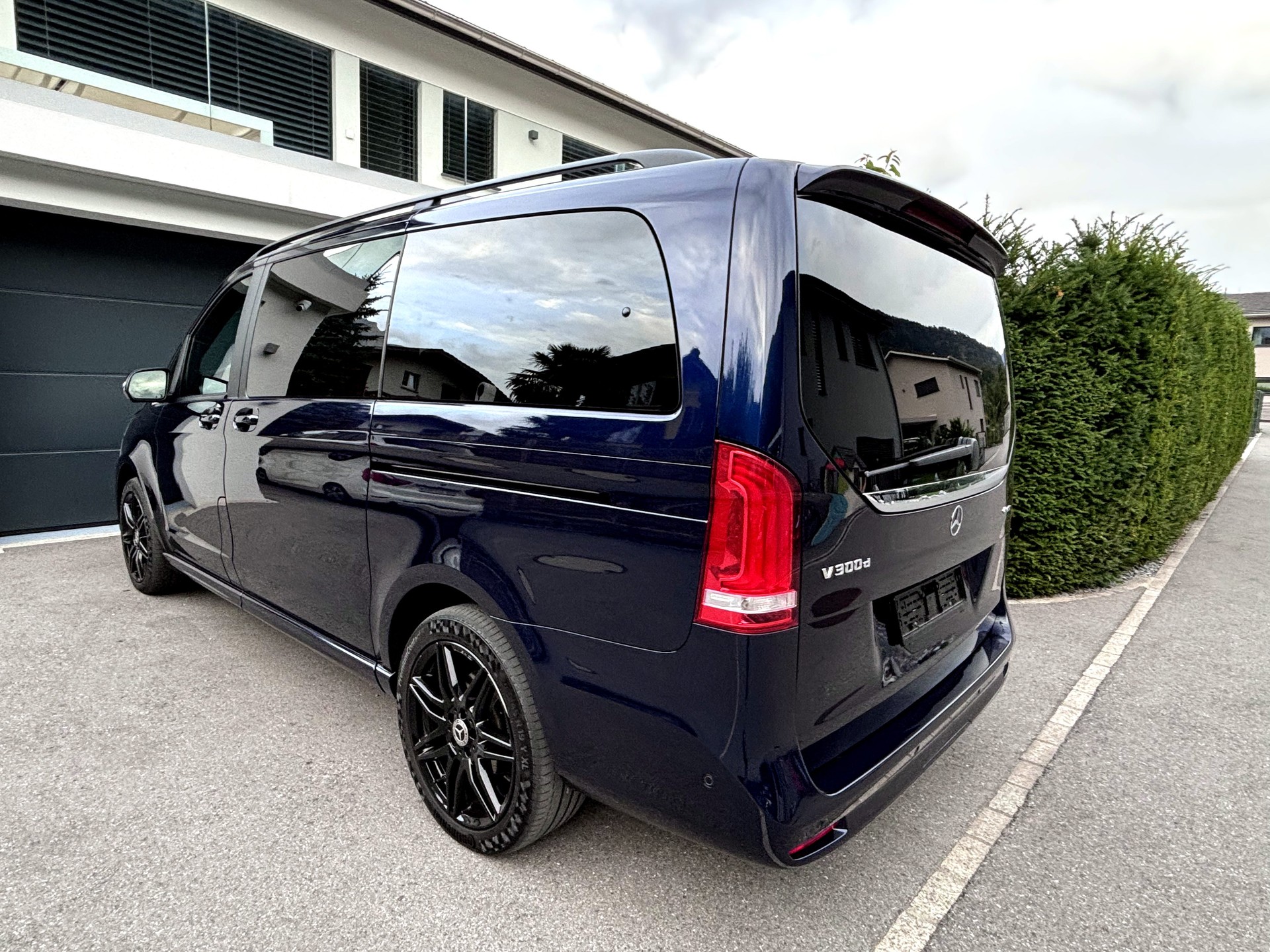 MERCEDES-BENZ V 300 d Swiss Ed. lang 4matic-image-3