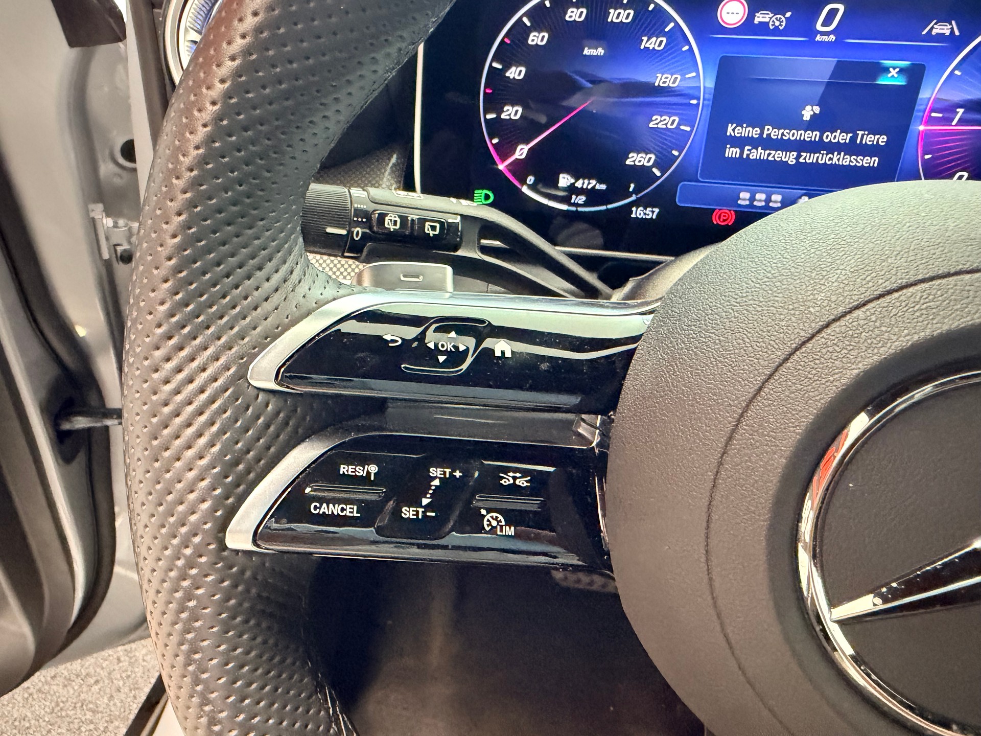MERCEDES-BENZ GLC 300 d AMG 4Matic 9G-Tronic-image-24