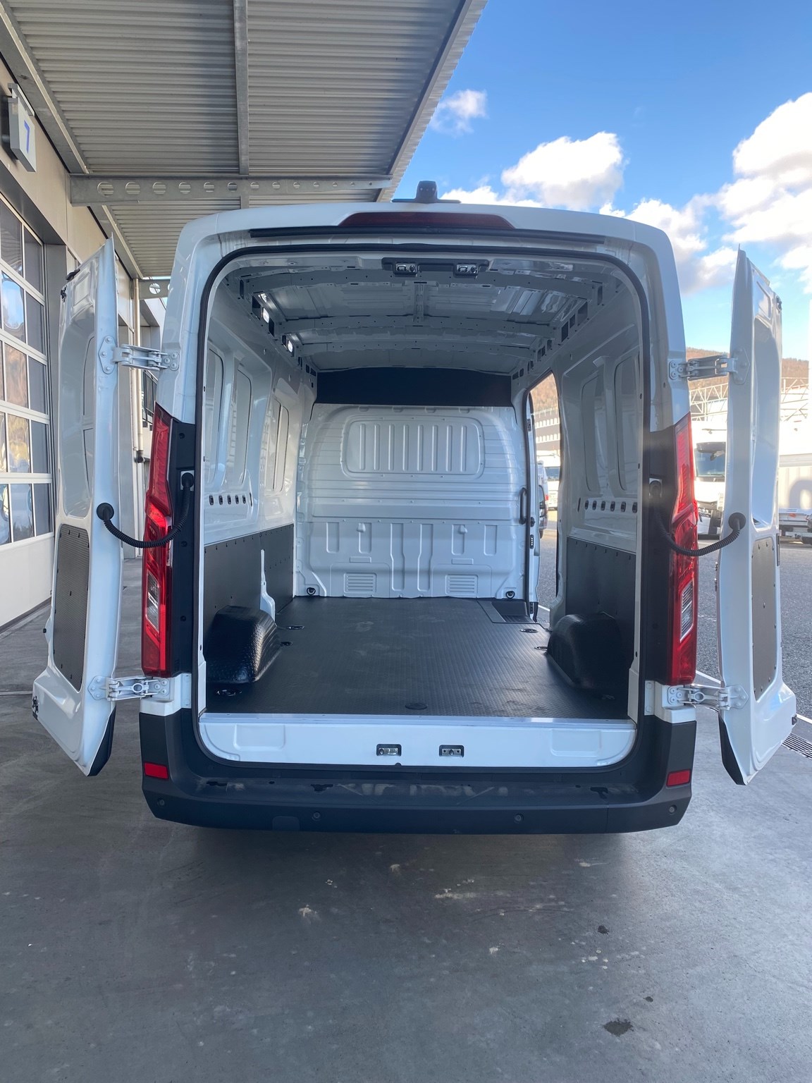 MAXUS eDeliver 9 L3H2 72kWh-image-5
