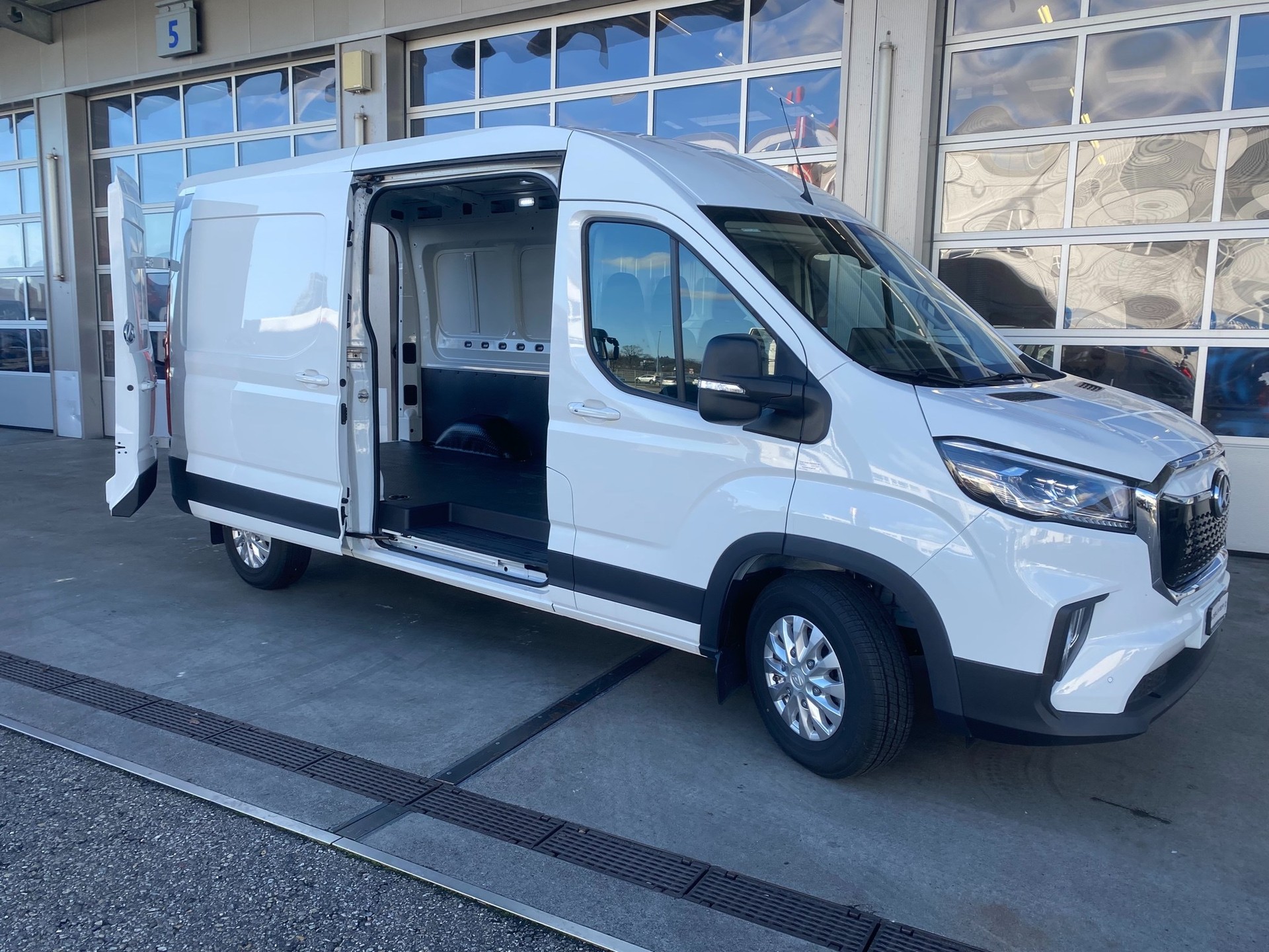 MAXUS eDeliver 9 L3H2 72kWh-image-4