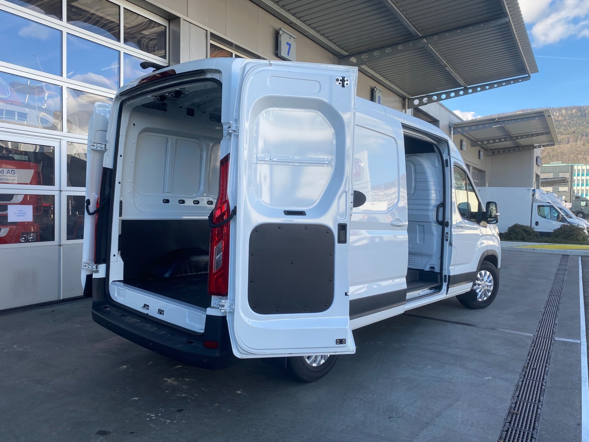 MAXUS eDeliver 9 L3H2 72kWh-image-6