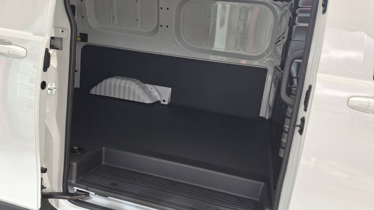 MAXUS eDeliver 7 Kaw. L1 E-Motor 88kWh AWD-image-3