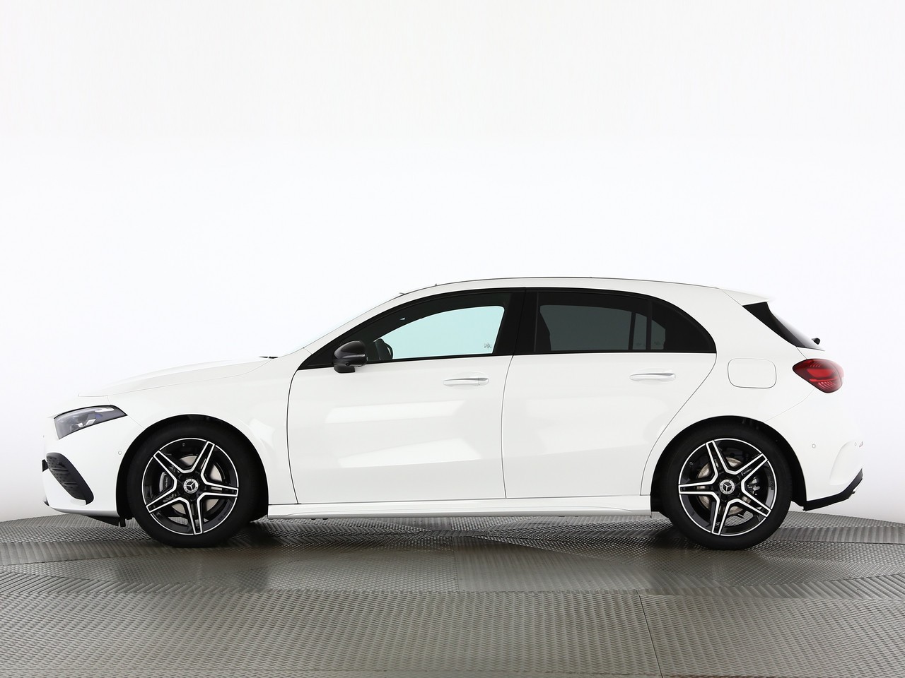 MERCEDES-BENZ A 200 7G-DCT-showroom-element-2